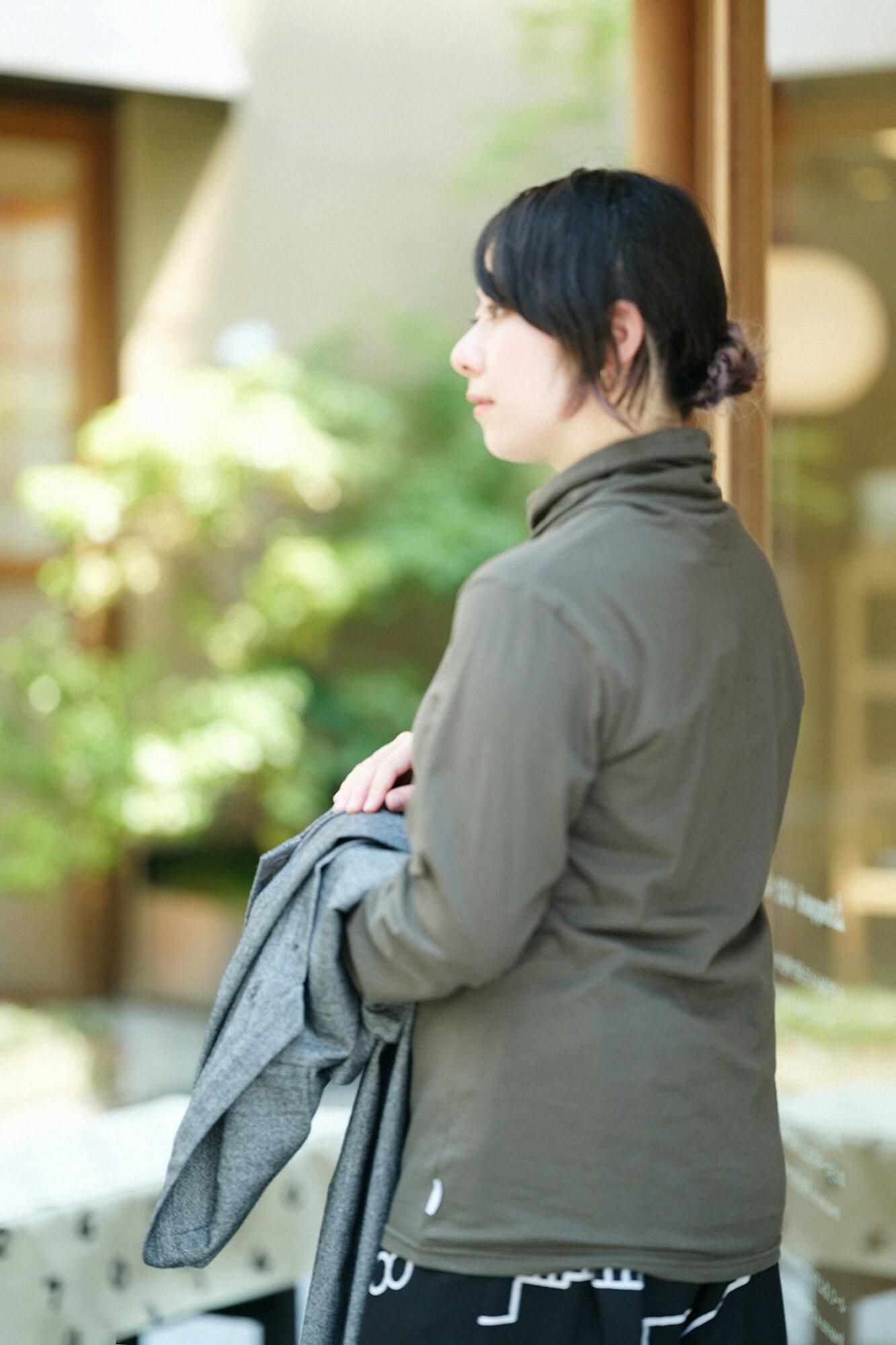 高領上衣／暗綠褐色