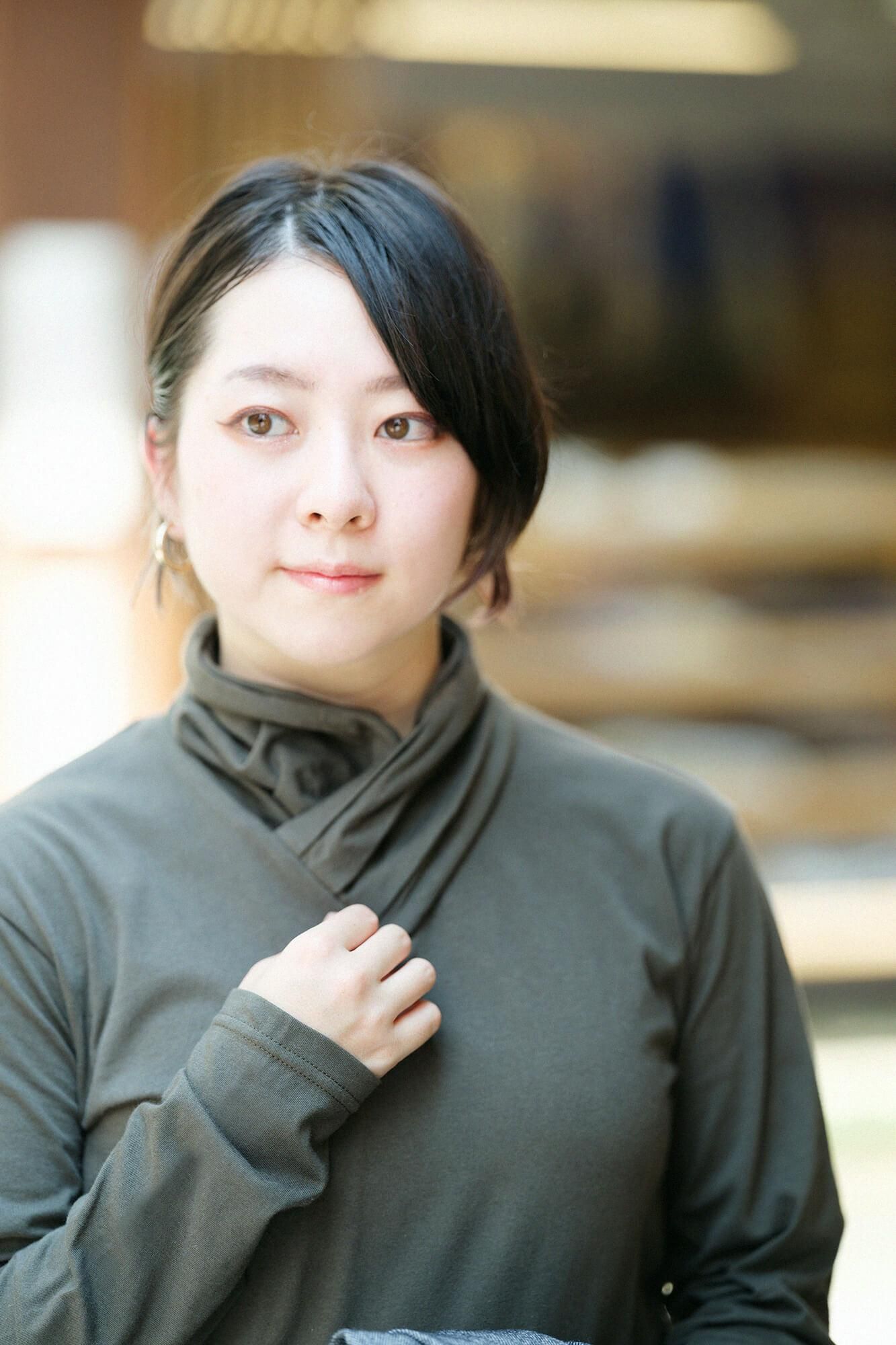 高領上衣／暗綠褐色