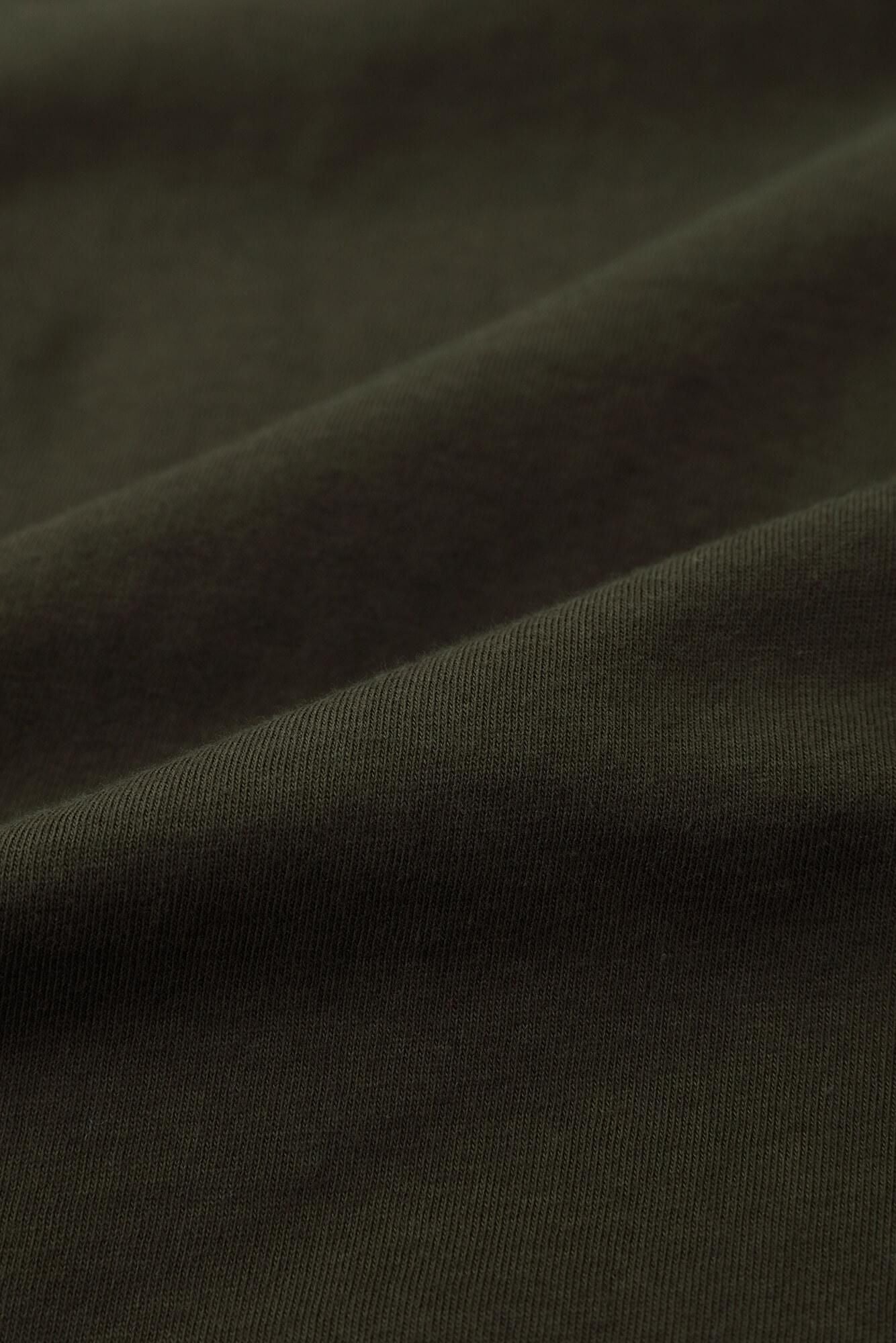 高領上衣／暗綠褐色