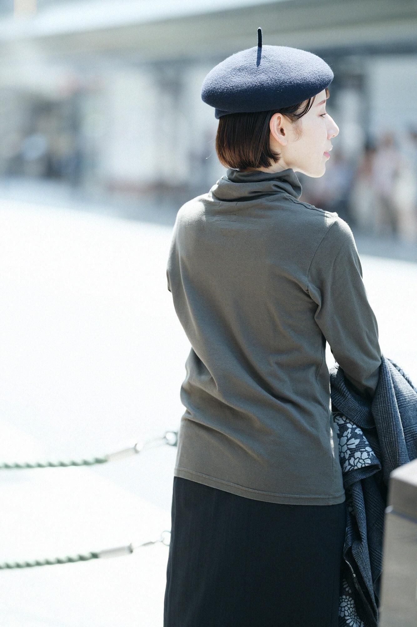 高領上衣／暗綠褐色