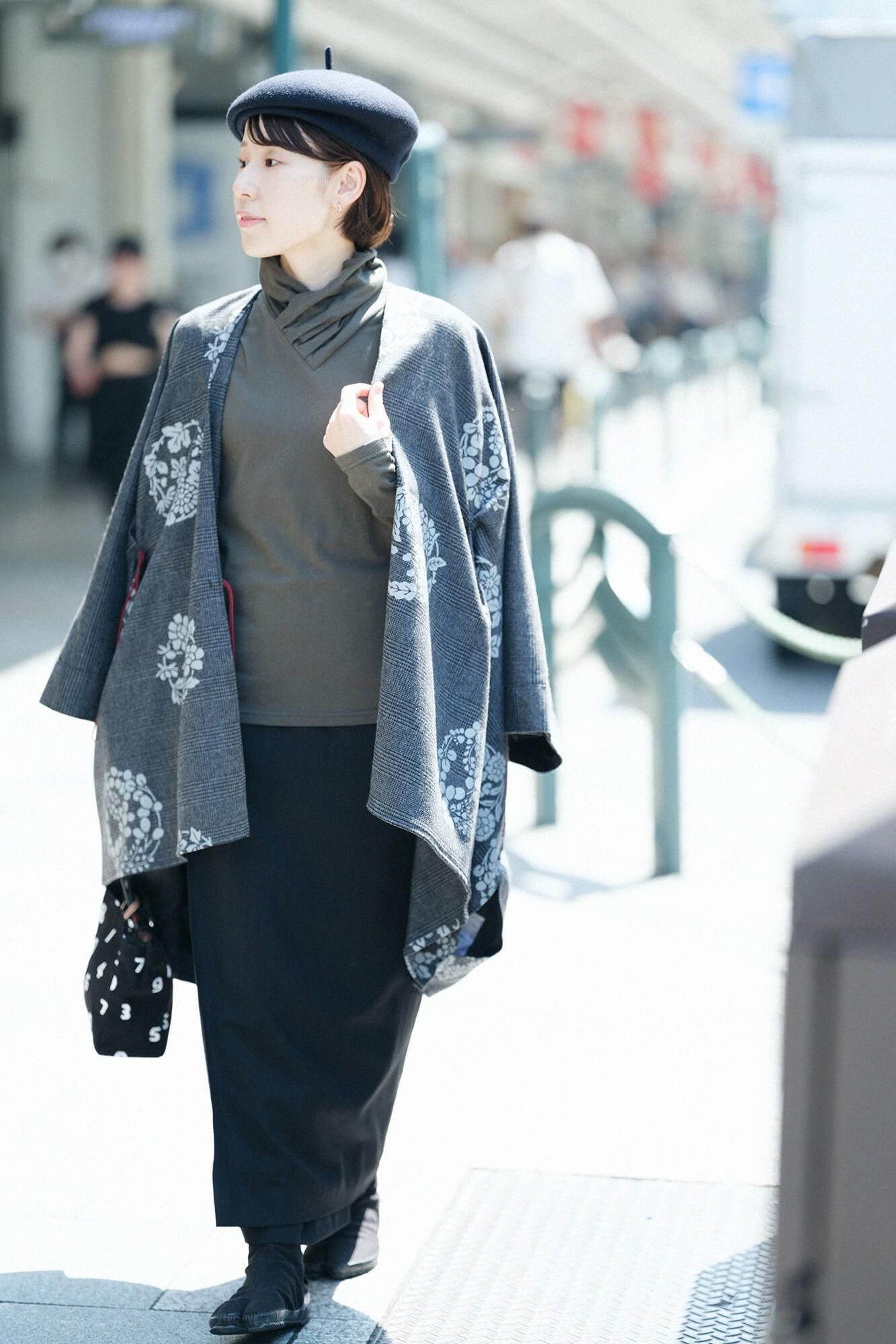 高領上衣／暗綠褐色