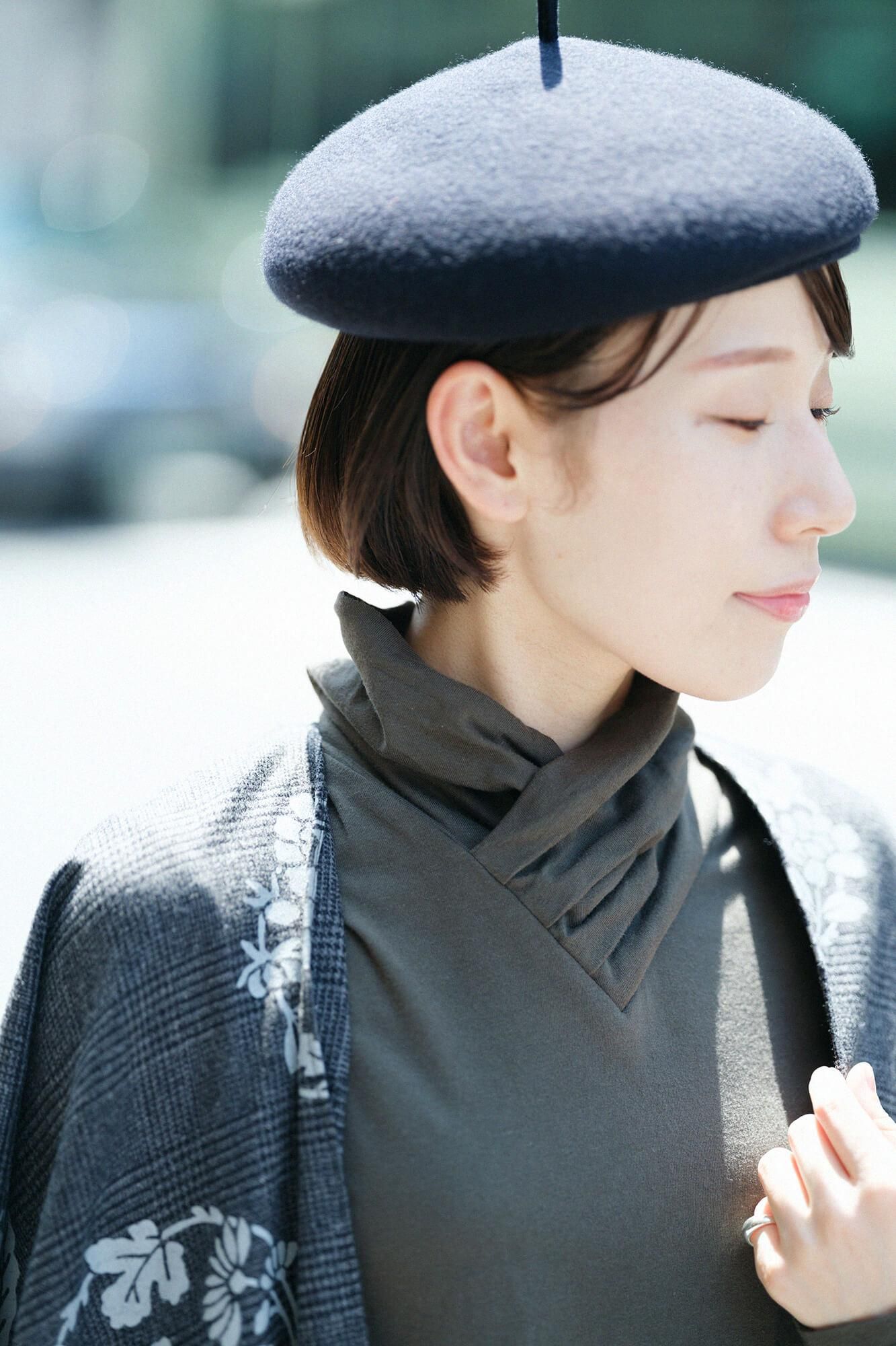 高領上衣／暗綠褐色