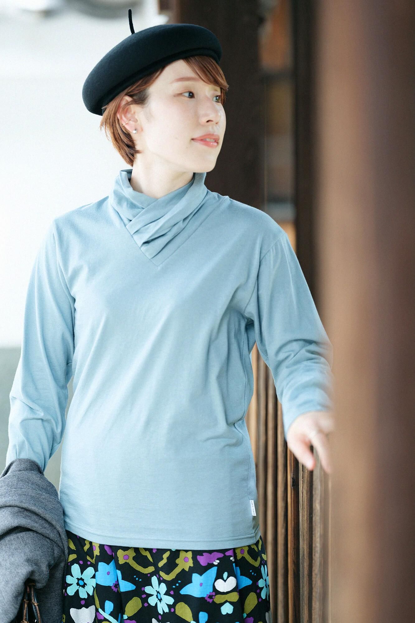 高領上衣／淺藍色