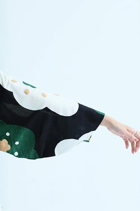 圓弧袖褶領上衣／微笑