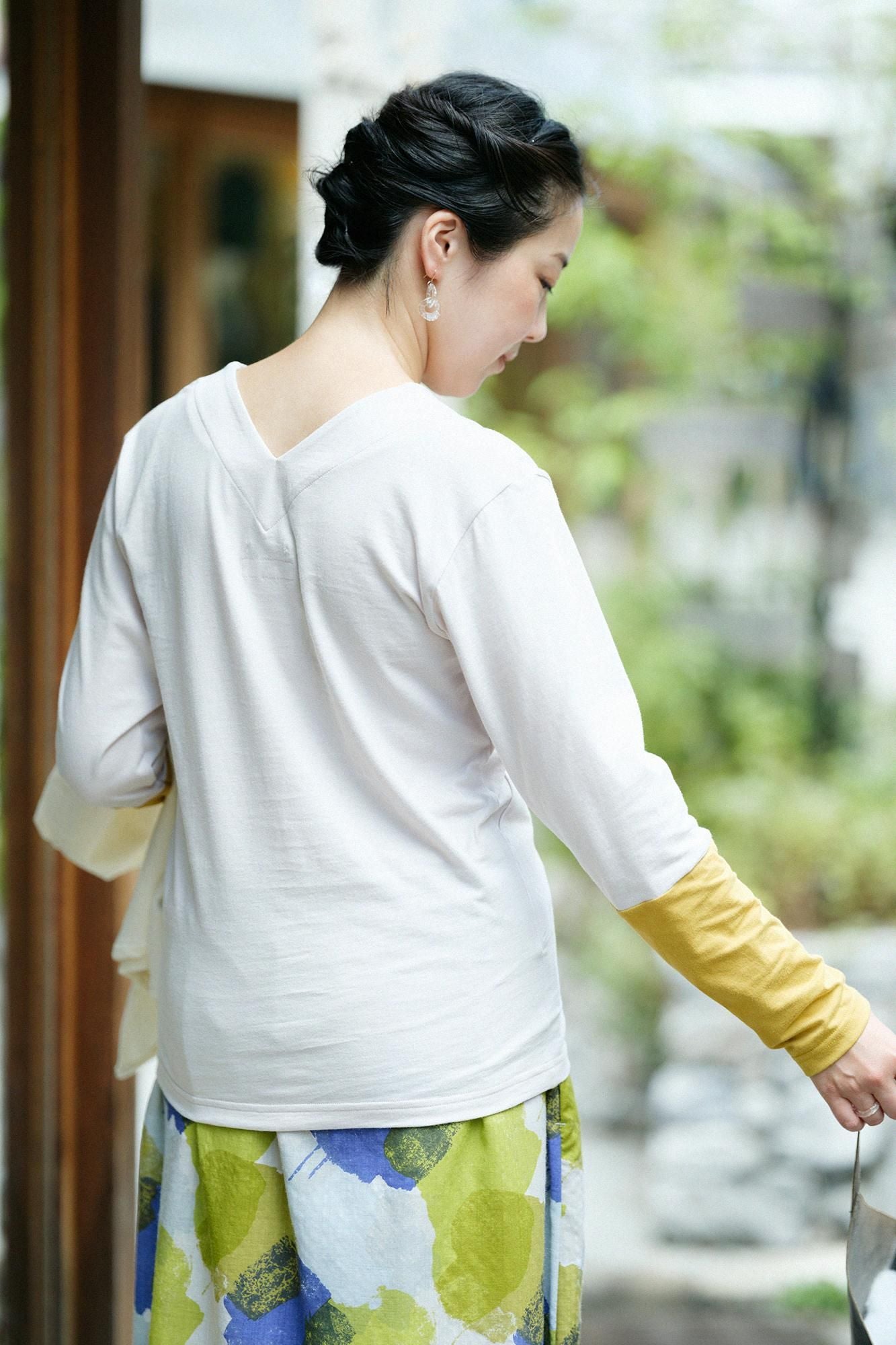 V-neck Shirt Bi-color Sleeve 30 Count Single Yarn Sakura Grey x Mustard Color