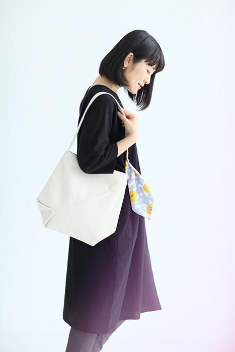 Odayaka Canvas Shoulder Bag with Ornament / Ecru×Yu