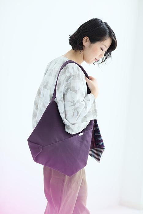 附飾帶  穩 帆布側背包／紫藍色×摩天大樓