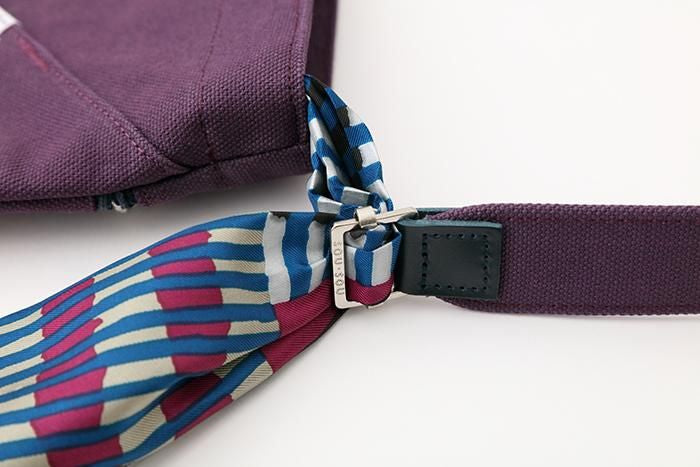 附飾帶  穩 帆布側背包／紫藍色×摩天大樓