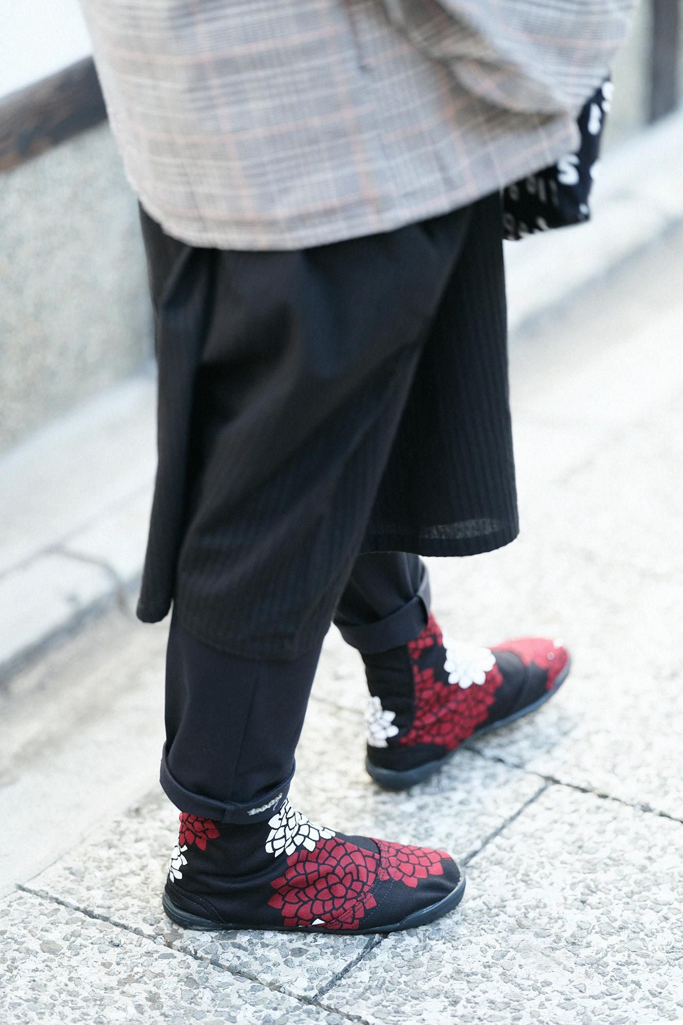 云之间的5条圆形的塔布袜/菊花