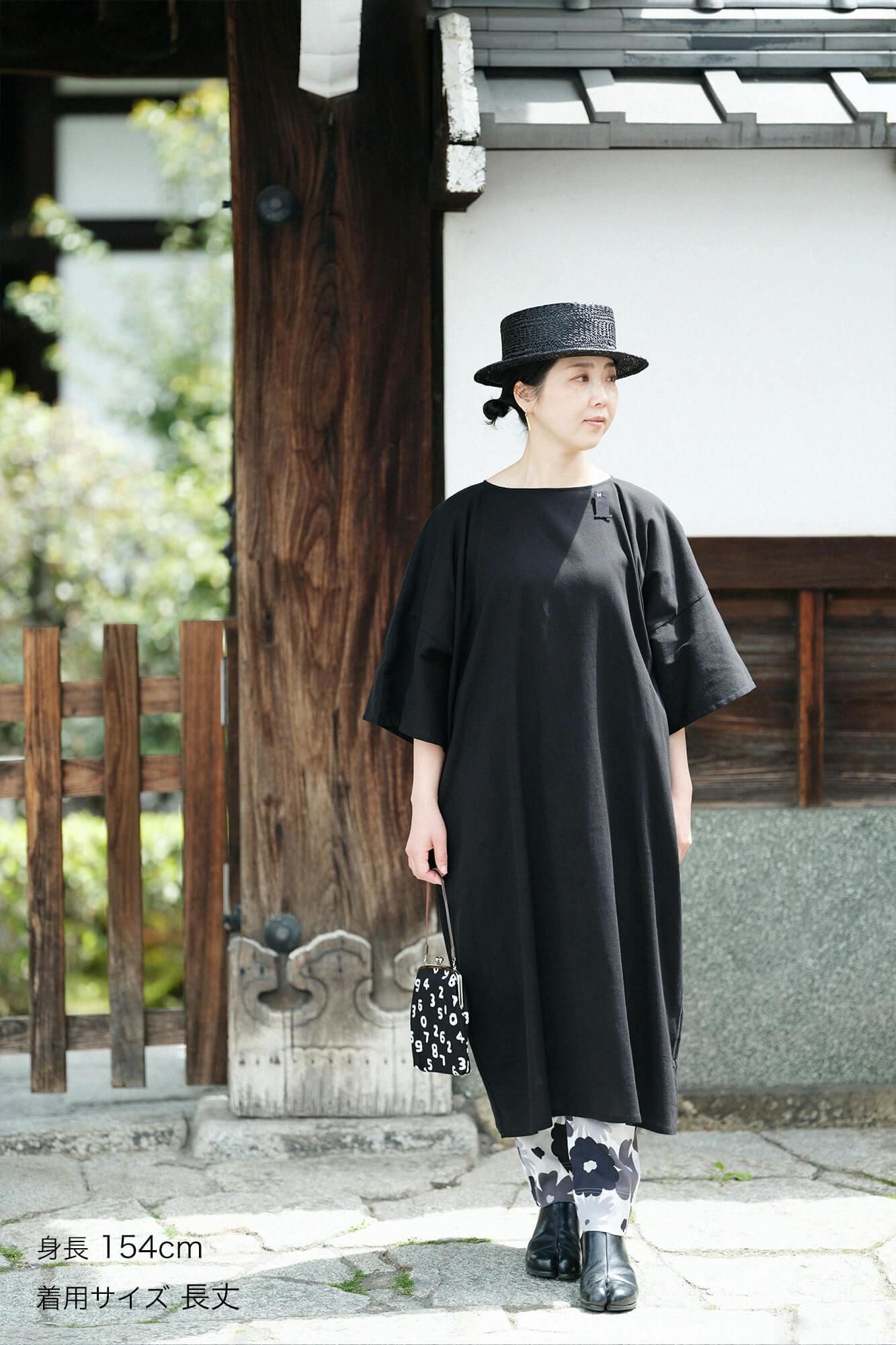 타카시마치지미 40/40 히라소데 보트넥 원피스／검은색