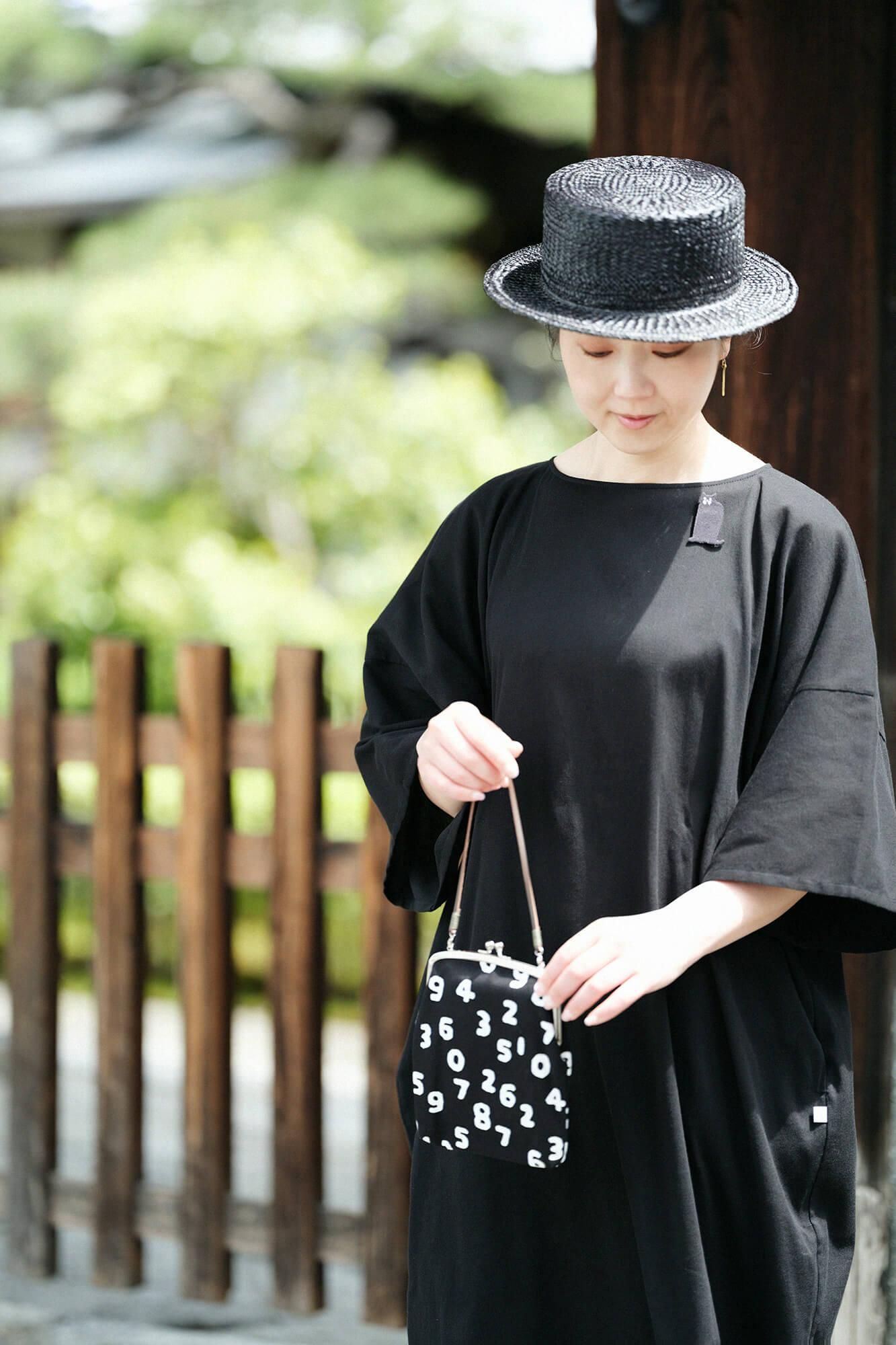 타카시마치지미 40/40 히라소데 보트넥 원피스／검은색