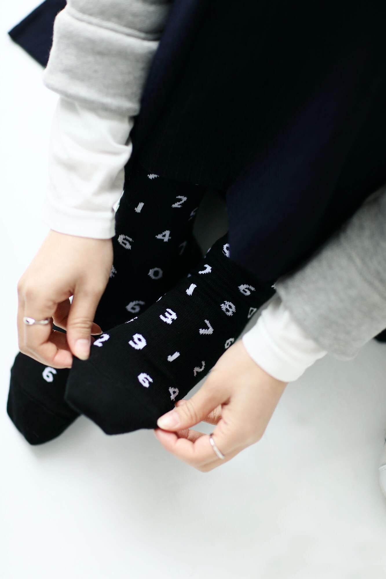 Round Toe Tabi Socks (Mid-calf)／SO-SU-U Black×White