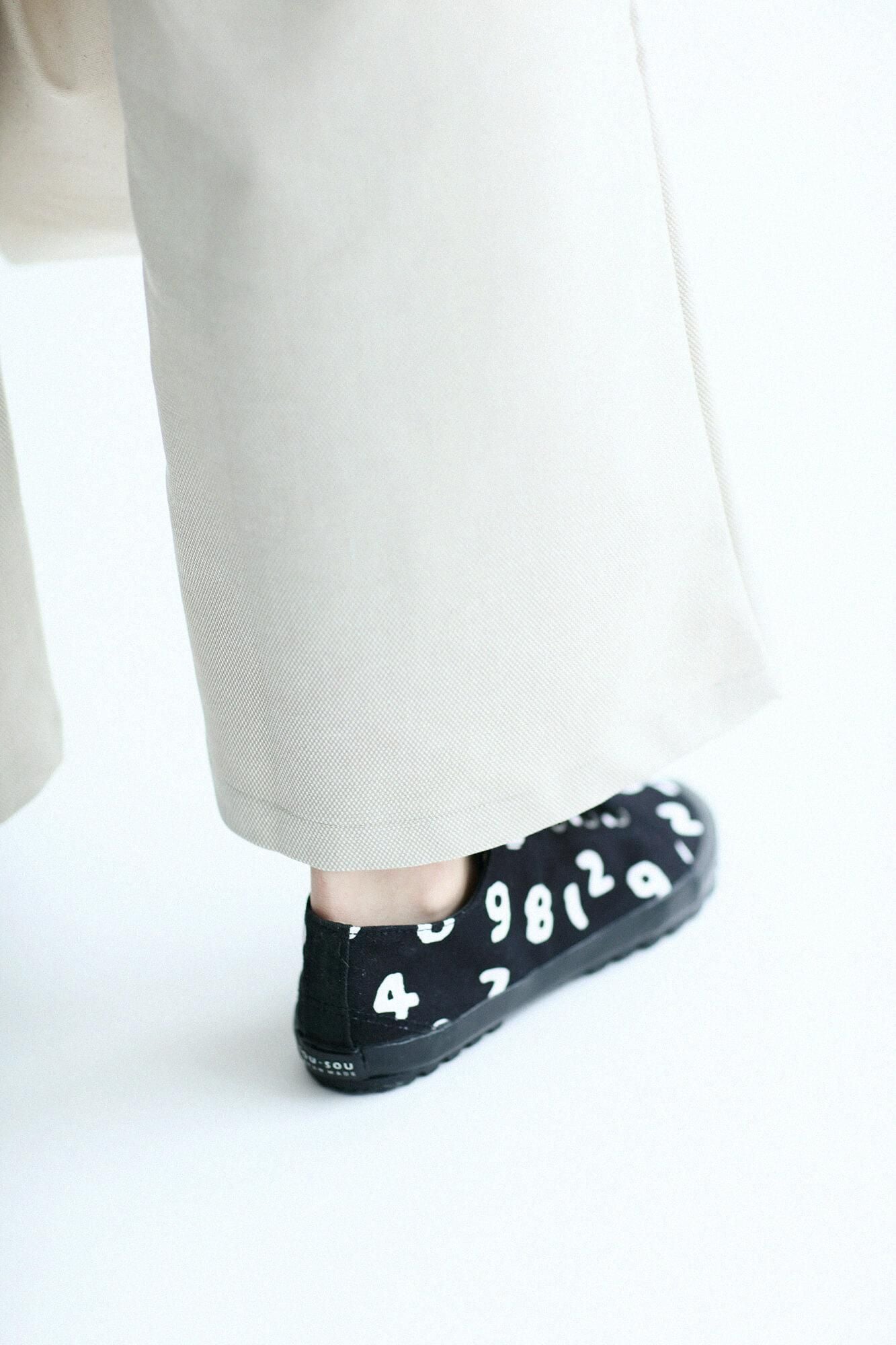 Split Toe Tabi Sneaker／SO-SU-UKon Black