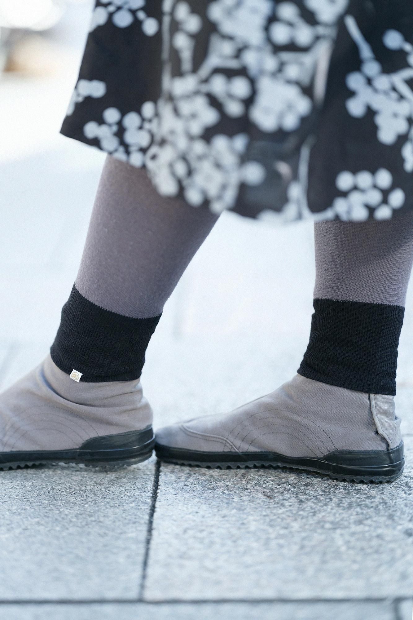 彩三寸 內搭褲／深灰色×黑色