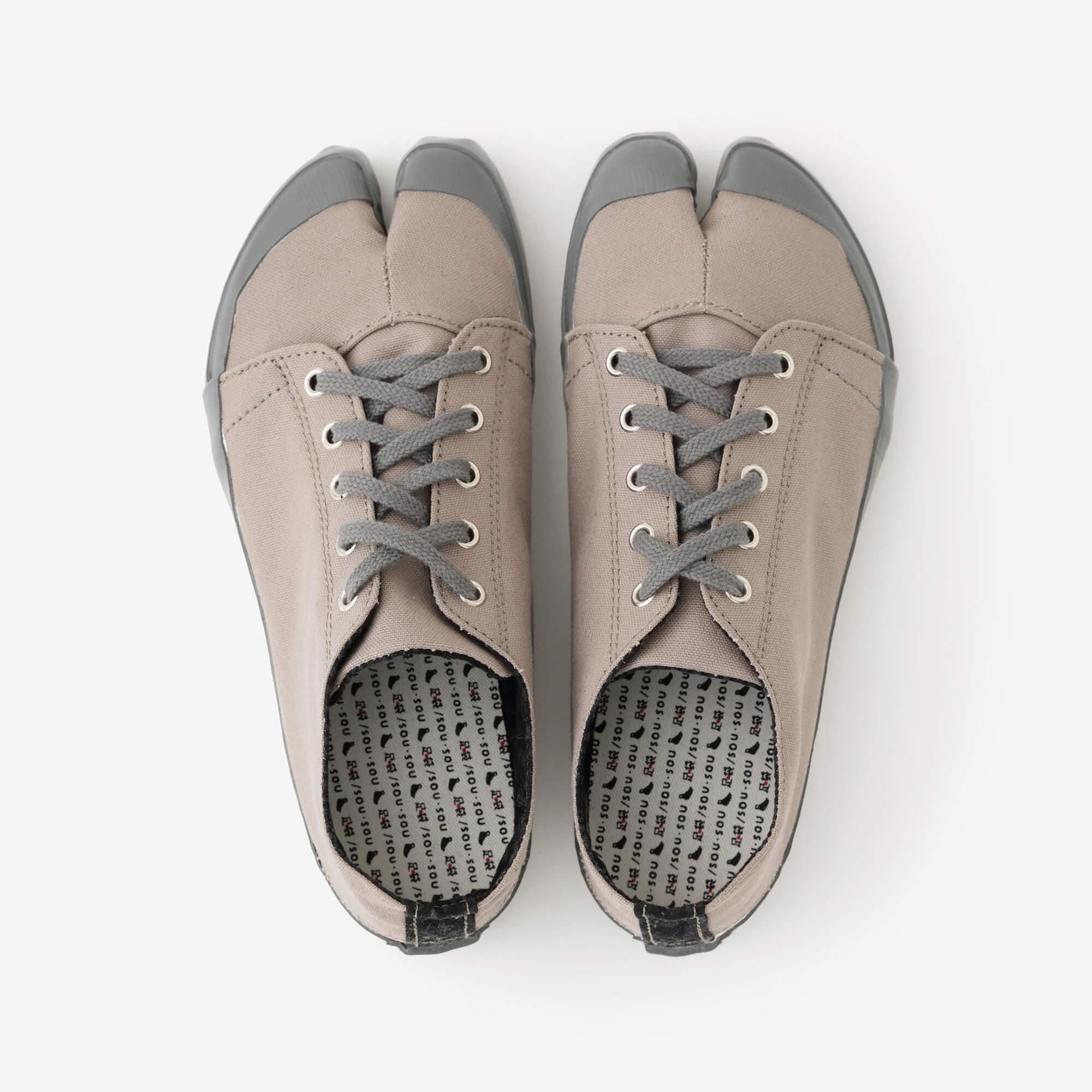 運動足袋／煤色（すすいろ）×間がさね（まがさね）