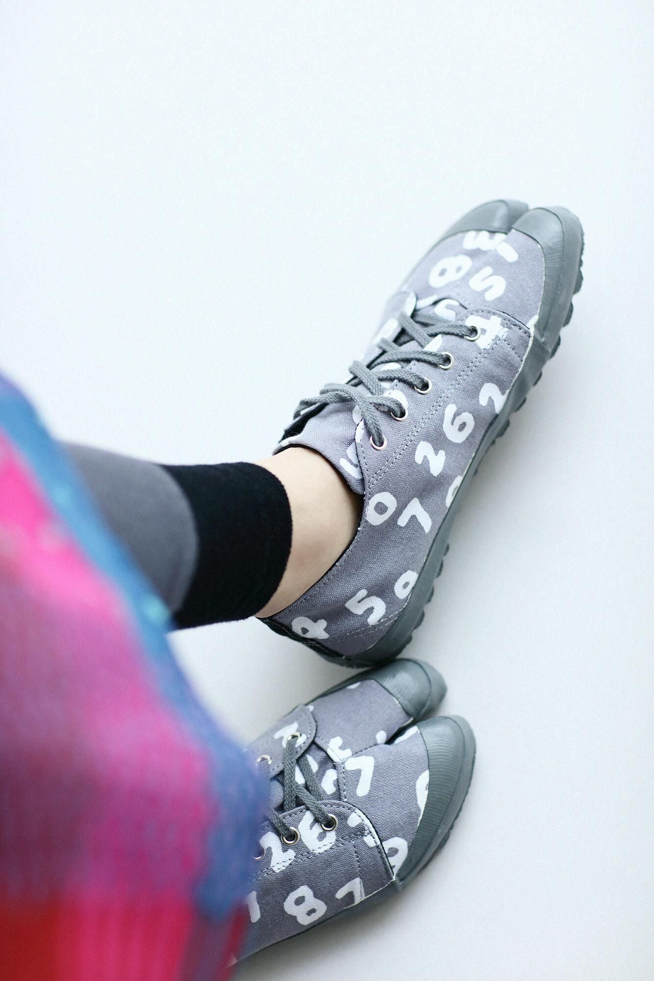 Split Toe Tabi Sneaker / SO-SU-U Kon Light Ink Grey