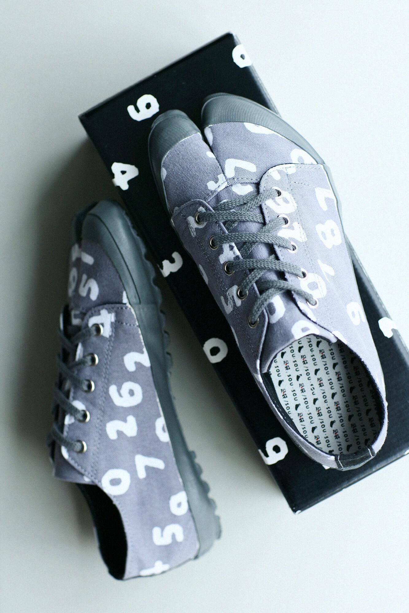 Split Toe Tabi Sneaker / SO-SU-U Kon Light Ink Grey