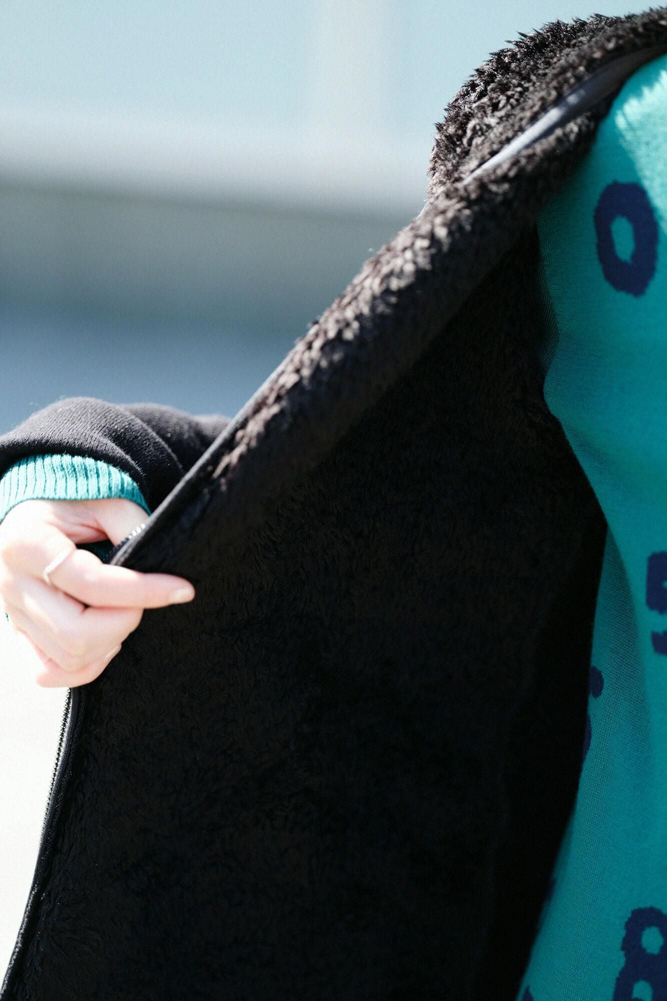 [nur Netz] Kapuzenpullover aus Boa-Strick auf der Rückseite/Schwarz