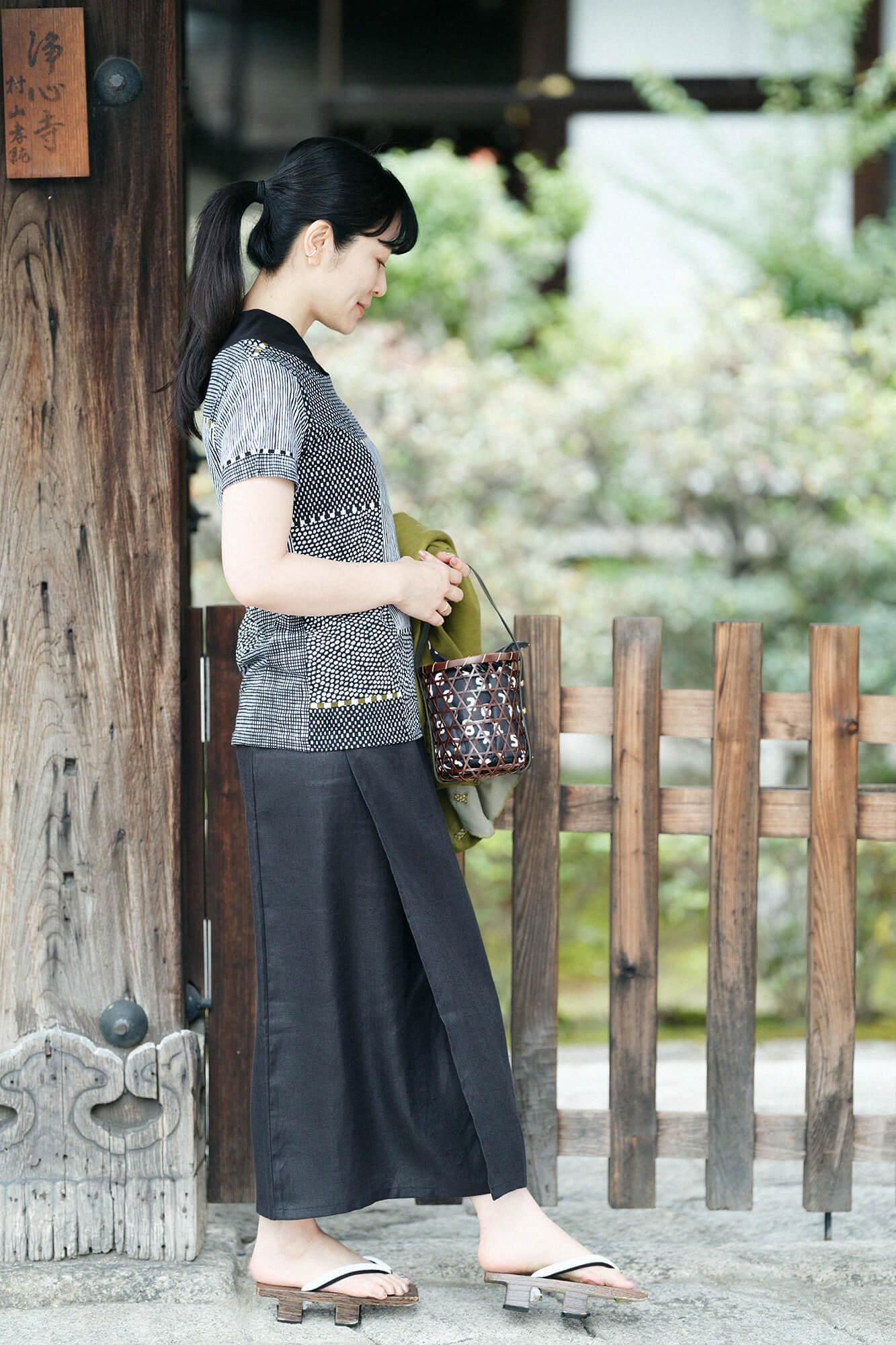 和服領短袖上衣／點線 墨黑色