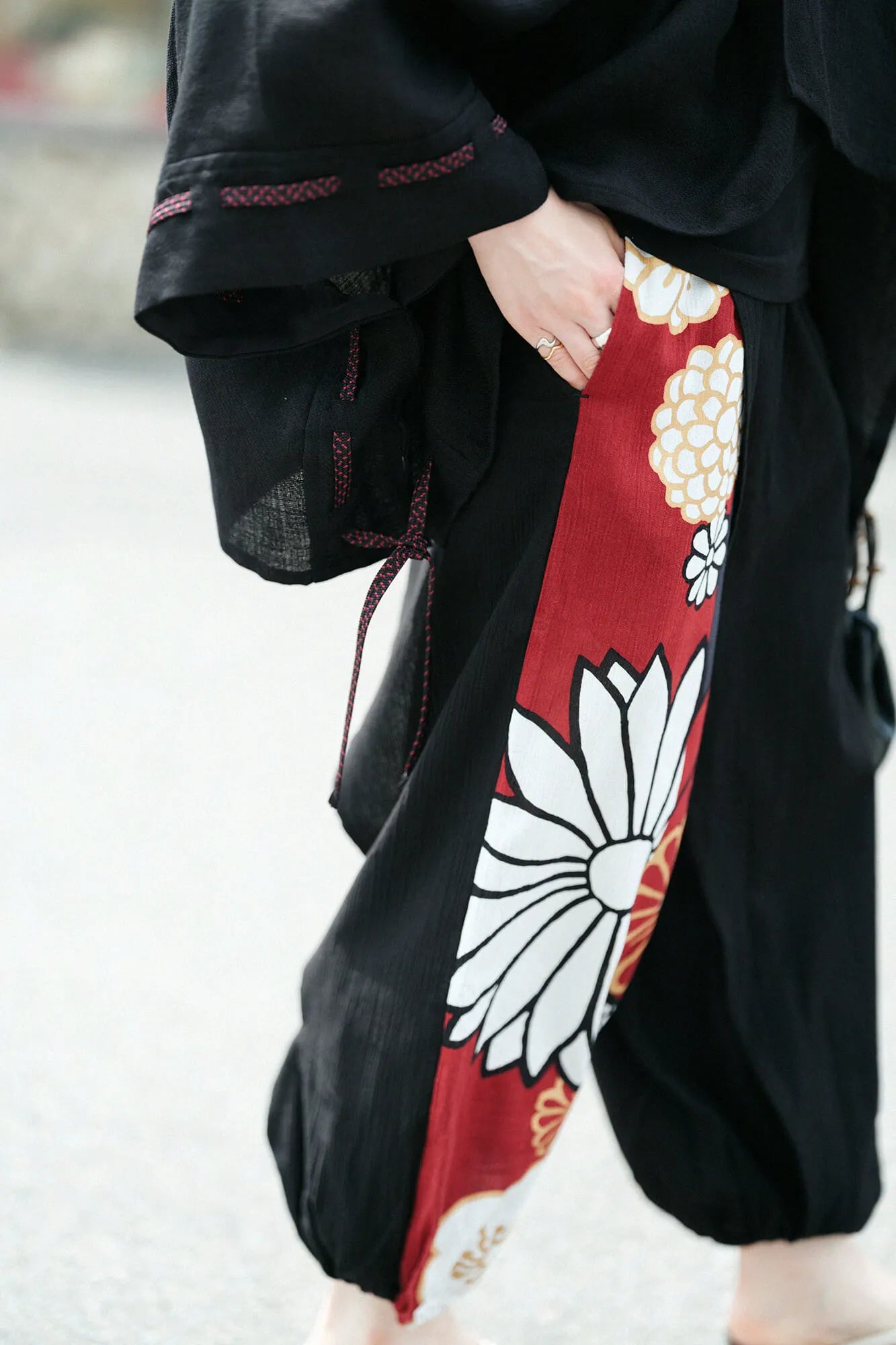 【nur online】 Takashima Shrink 20/20 Handgriff breite Kimonojacke (Takamikanishi) mit ungleichmäßigem Muster (Katamigawari) 2.0 / Neribarbeige (Nurebairo) × Goldbesatz-Glanzgarn (Kinranshi) ▲ 
