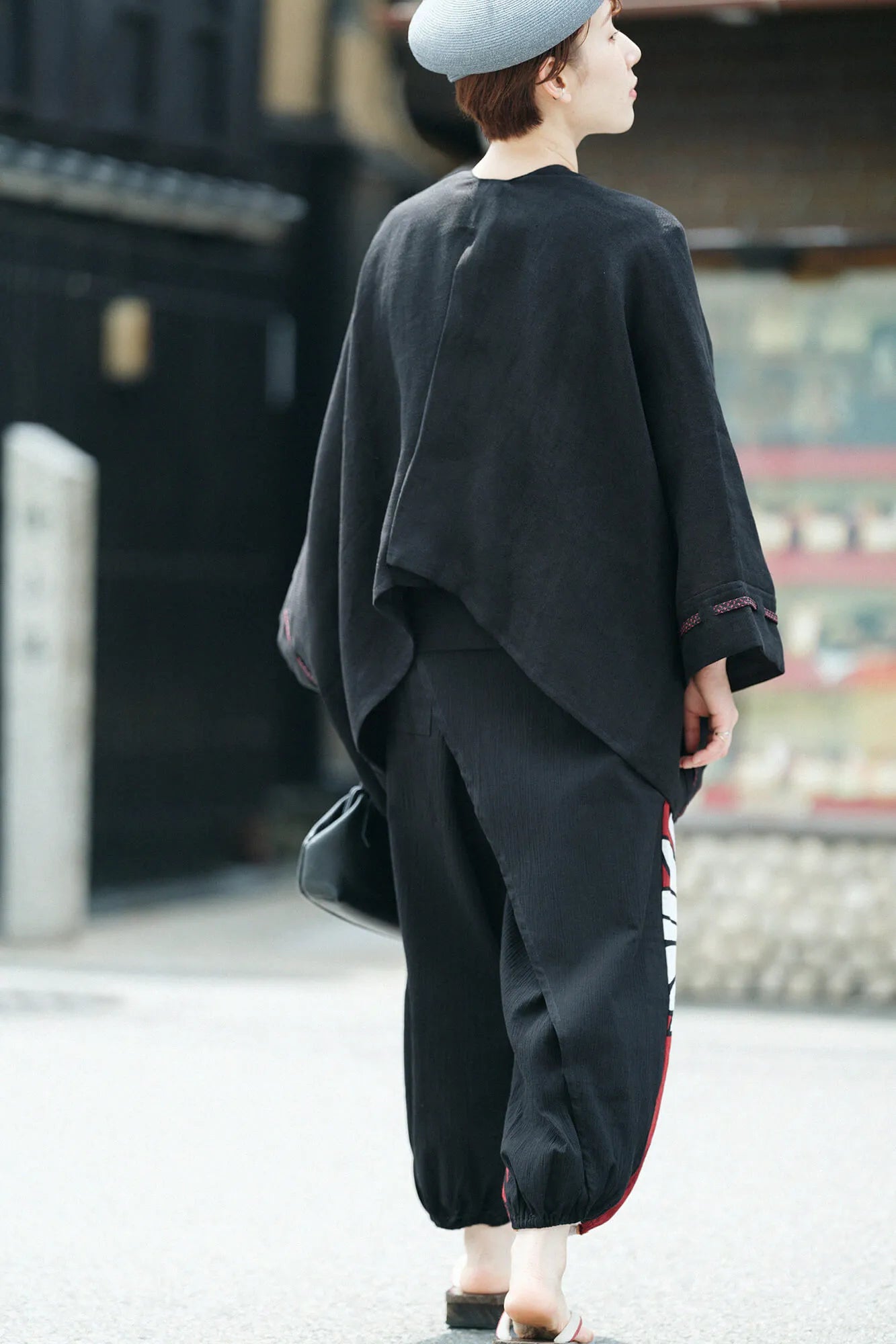【nur online】 Takashima Shrink 20/20 Handgriff breite Kimonojacke (Takamikanishi) mit ungleichmäßigem Muster (Katamigawari) 2.0 / Neribarbeige (Nurebairo) × Goldbesatz-Glanzgarn (Kinranshi) ▲ 