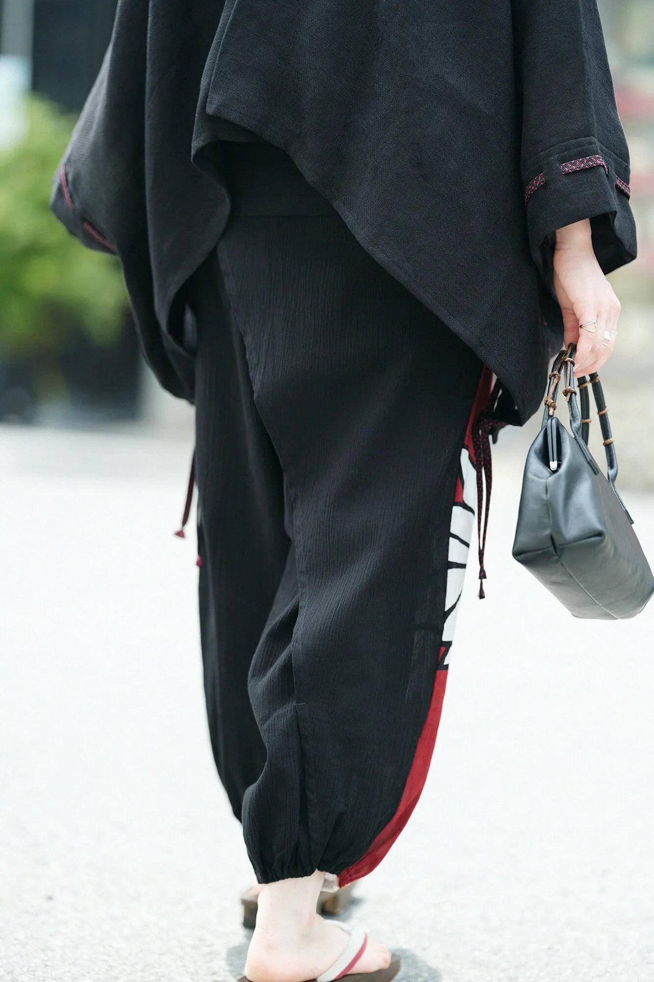 【nur online】 Takashima Shrink 20/20 Handgriff breite Kimonojacke (Takamikanishi) mit ungleichmäßigem Muster (Katamigawari) 2.0 / Neribarbeige (Nurebairo) × Goldbesatz-Glanzgarn (Kinranshi) ▲ 
