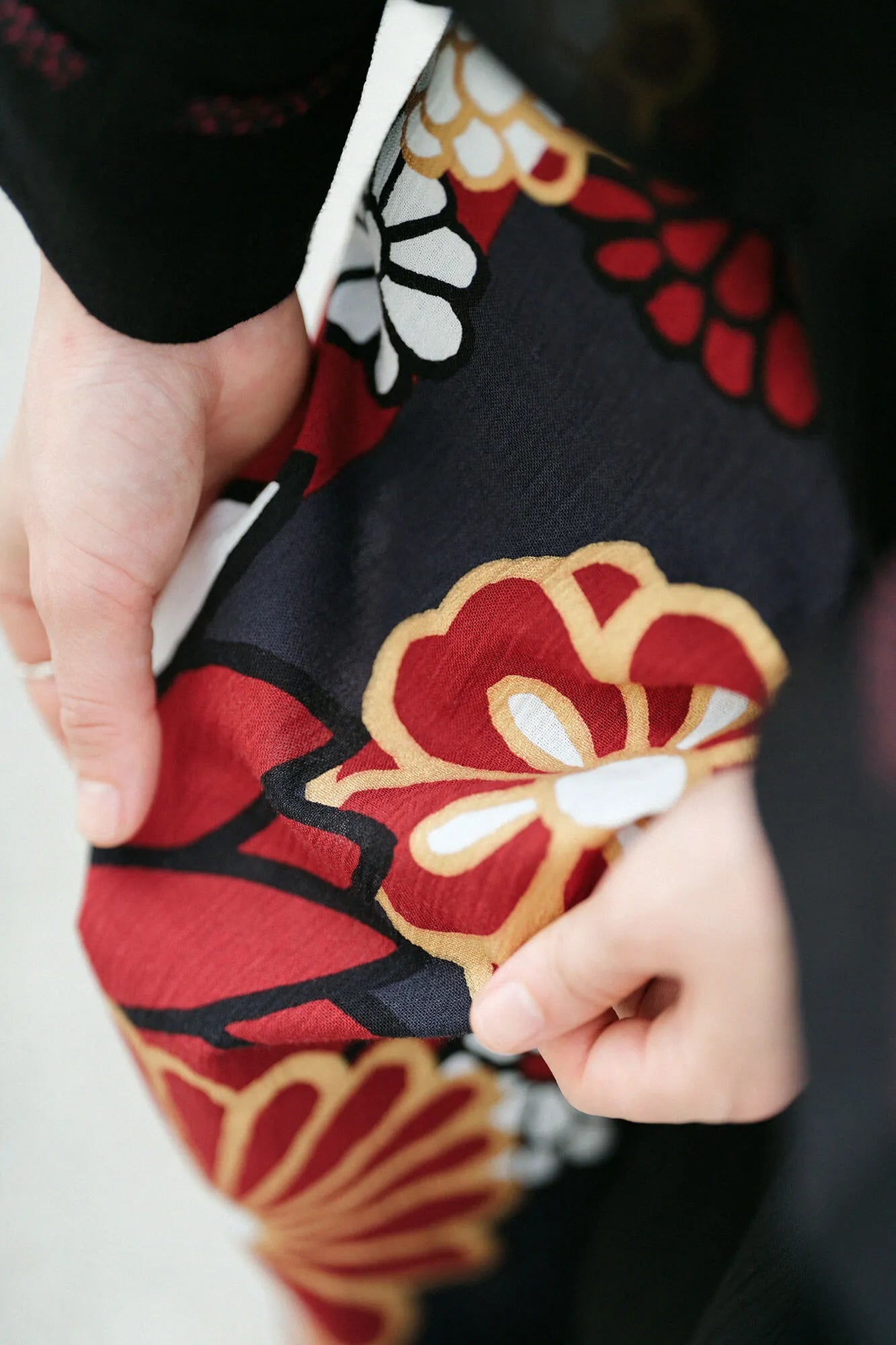 【nur online】 Takashima Shrink 20/20 Handgriff breite Kimonojacke (Takamikanishi) mit ungleichmäßigem Muster (Katamigawari) 2.0 / Neribarbeige (Nurebairo) × Goldbesatz-Glanzgarn (Kinranshi) ▲ 