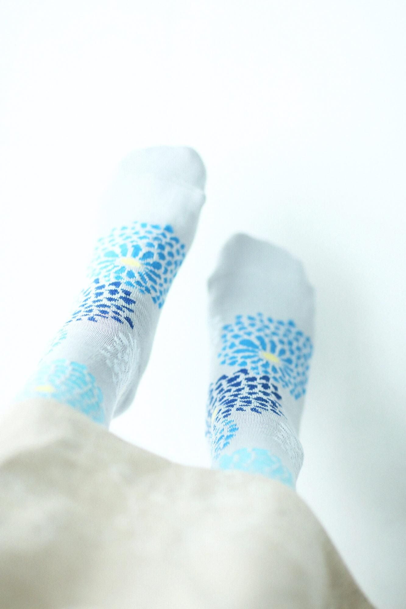 Tabi-Unterteil mit runder Spitze (normale Länge) / Mit Chrysanthemen gefülltes Silber (Shirogane)