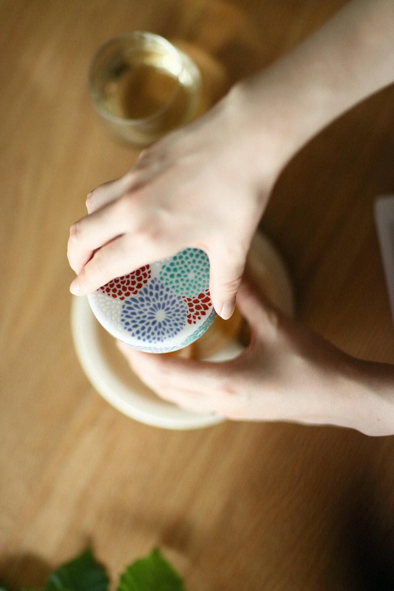 九谷焼文様蓋物（くたにやきもんようふたもの） 角瓶（かくびん）／菊づくし