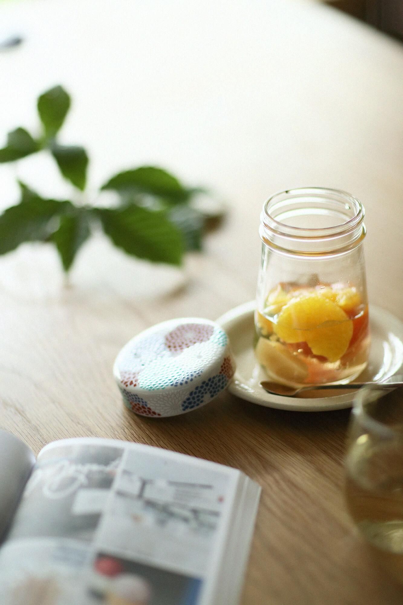 九谷焼文様蓋物（くたにやきもんようふたもの） 角瓶（かくびん）／菊づくし