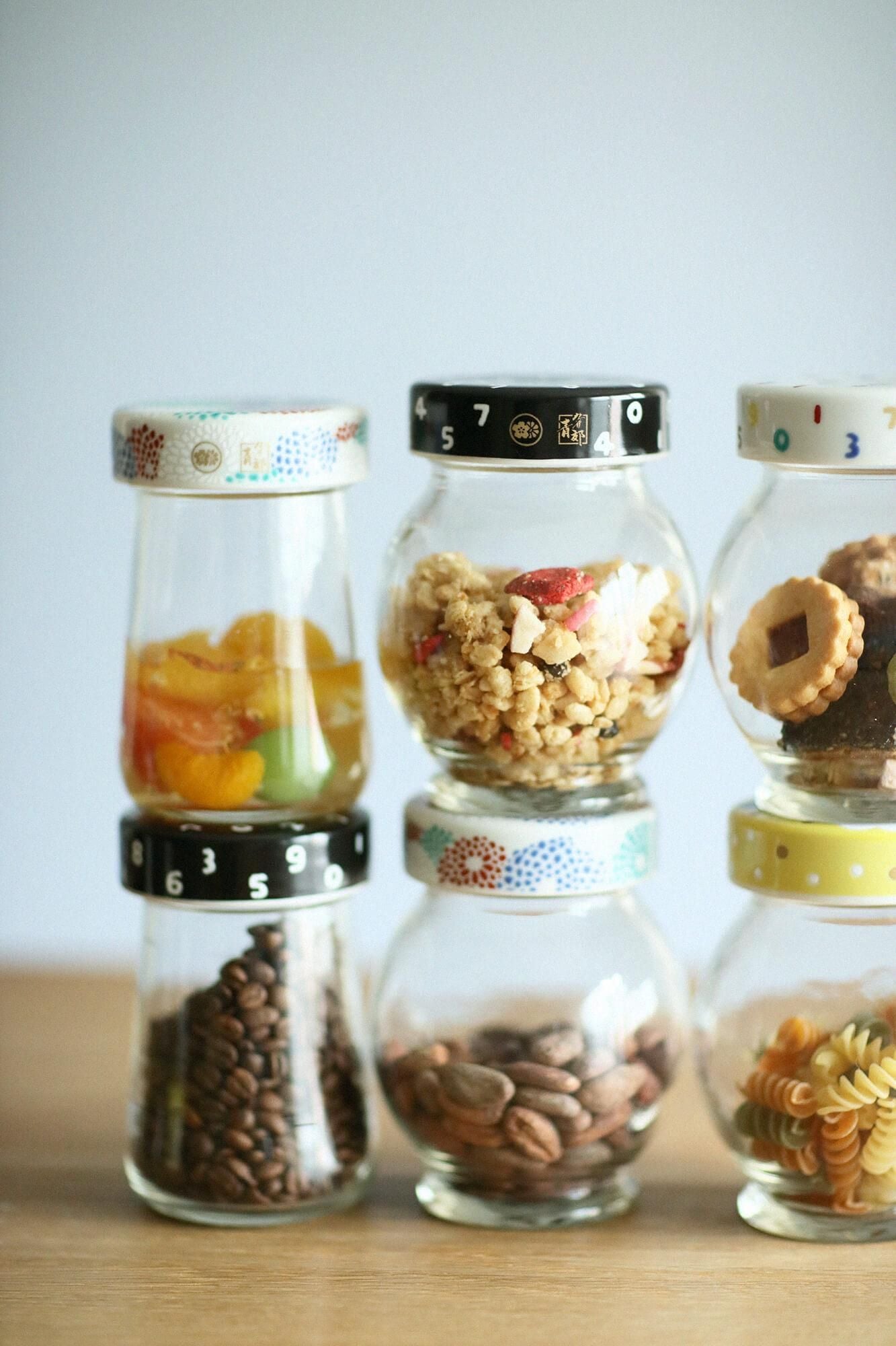 九谷焼文様蓋物（くたにやきもんようふたもの） 角瓶（かくびん）／菊づくし