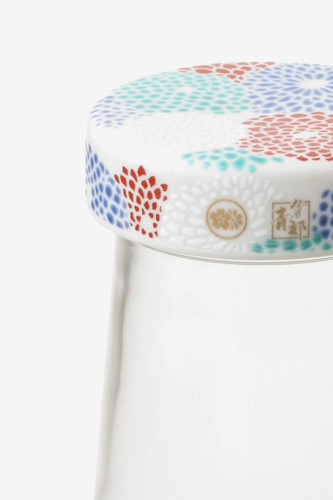 九谷焼文様蓋物（くたにやきもんようふたもの） 角瓶（かくびん）／菊づくし