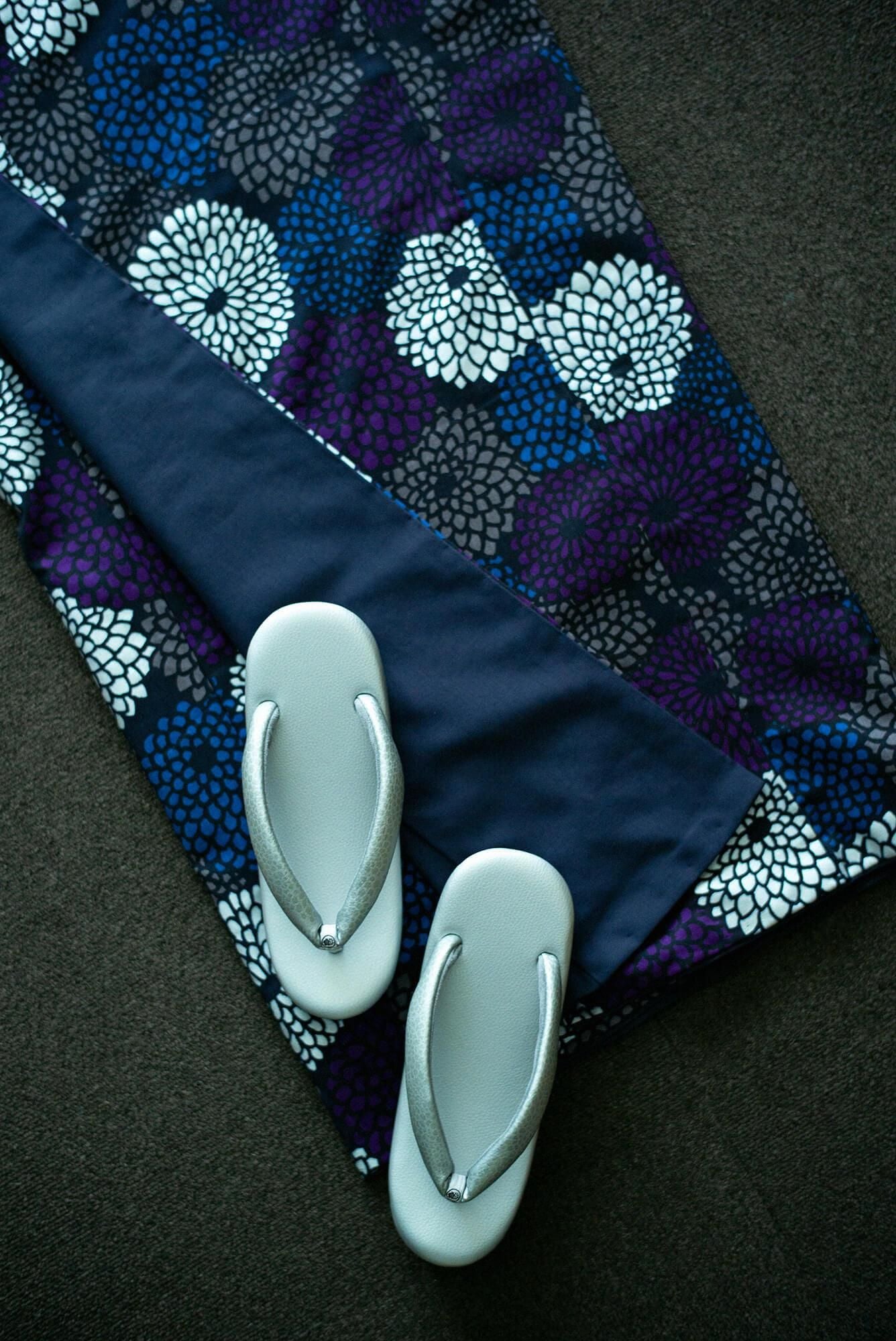 西陣草履（にしじんぞうり）／菊づくし 燻銀（いぶしぎん）