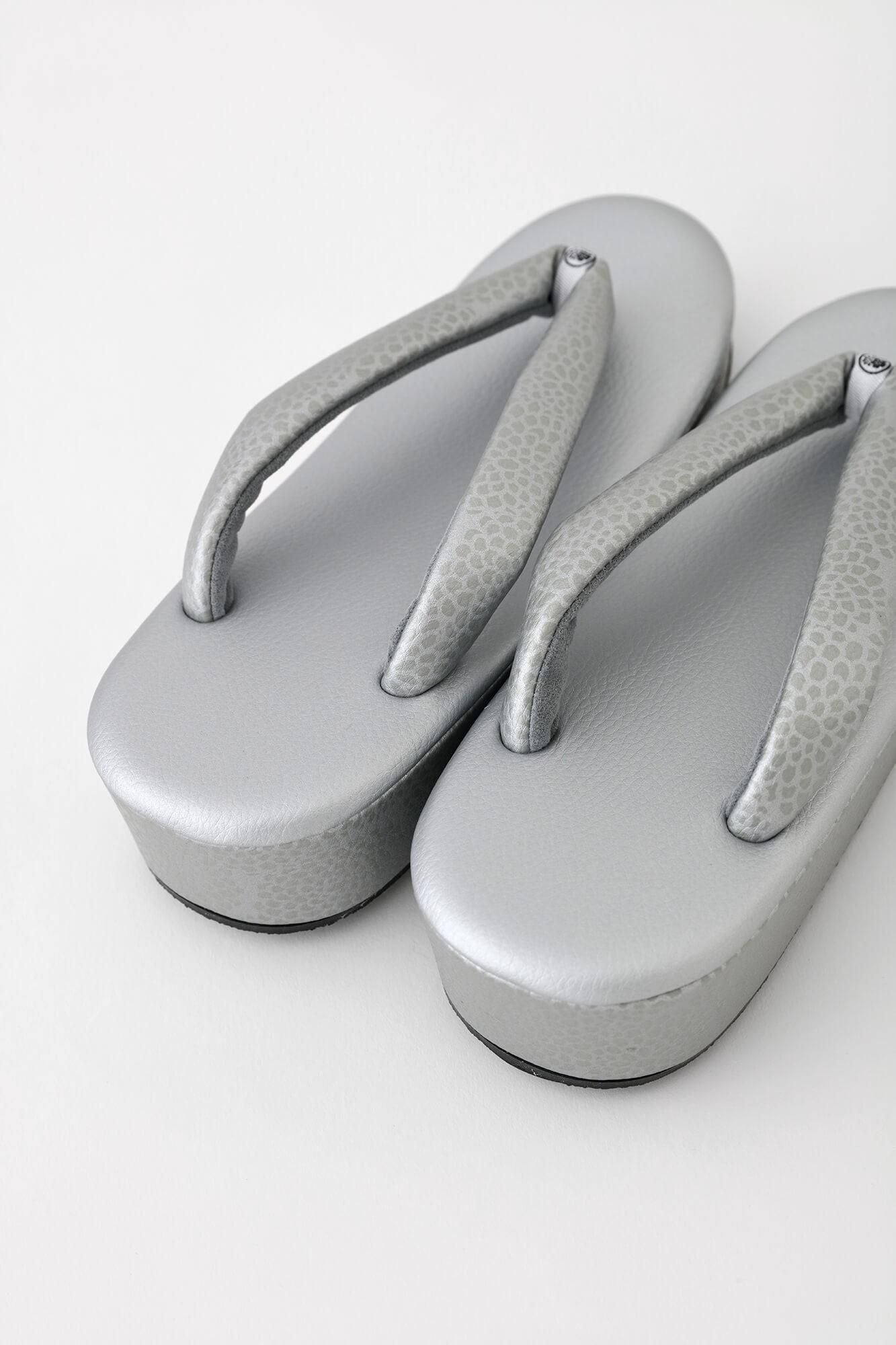 西陣草履（にしじんぞうり）／菊づくし 燻銀（いぶしぎん）