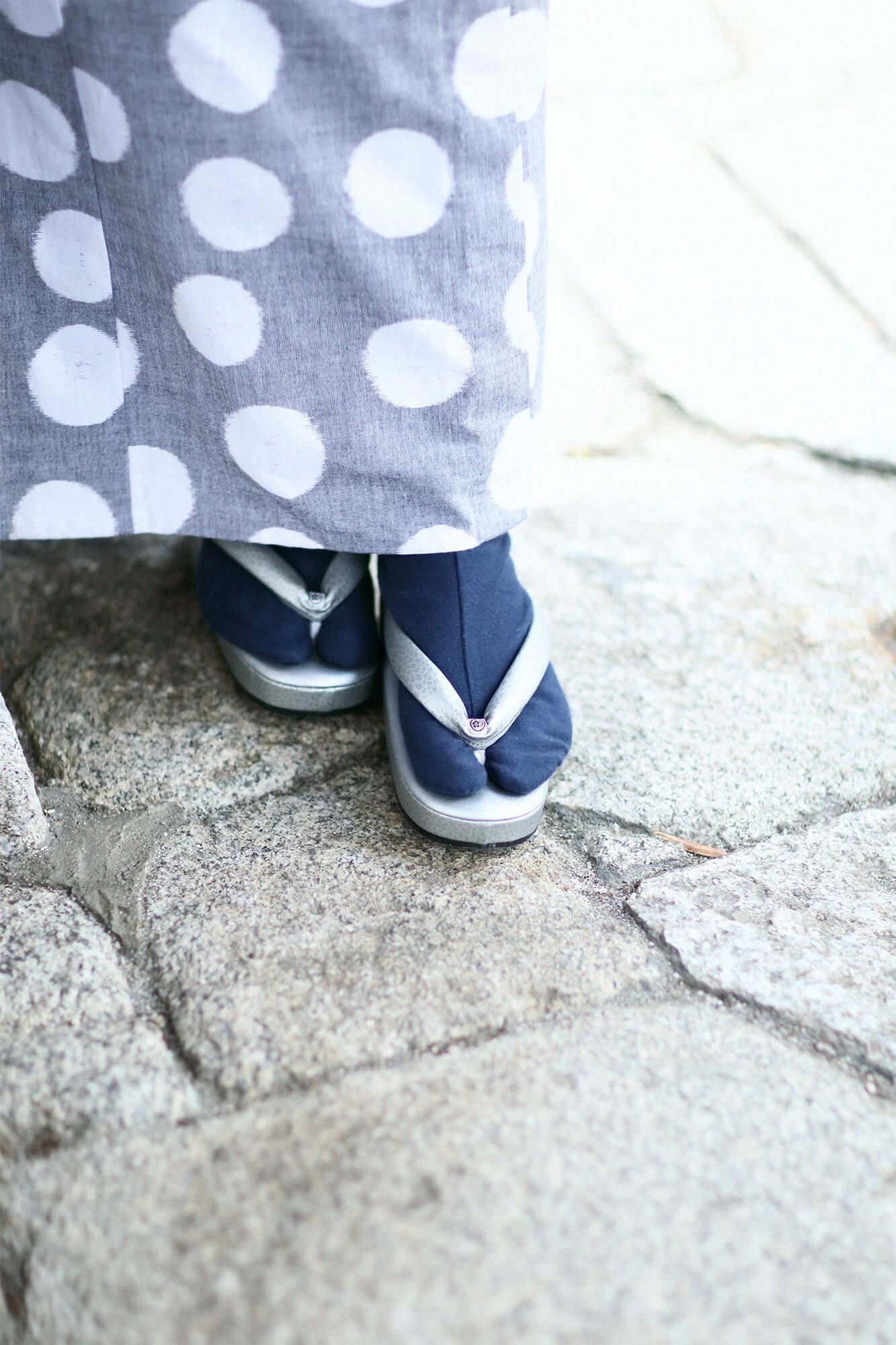 西陣草履（にしじんぞうり）／菊づくし 燻銀（いぶしぎん）