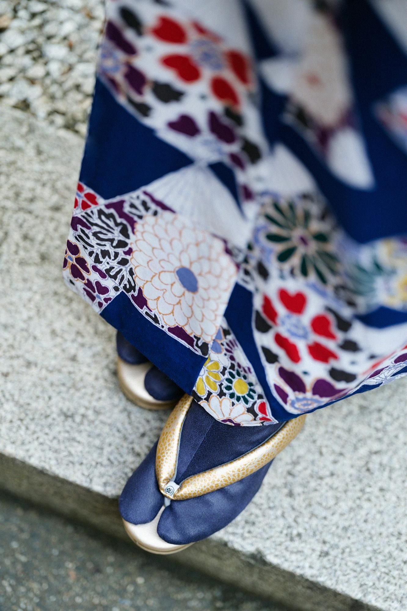 西陣草履（にしじんぞうり）／菊づくし 燻金（いぶしきん）