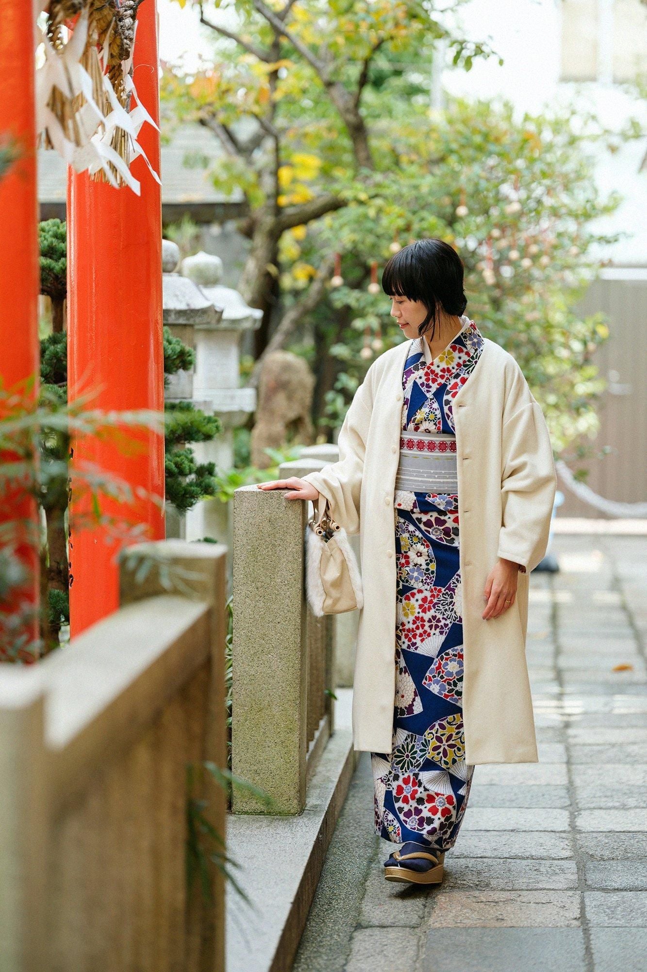 西陣草履（にしじんぞうり）／菊づくし 燻金（いぶしきん）