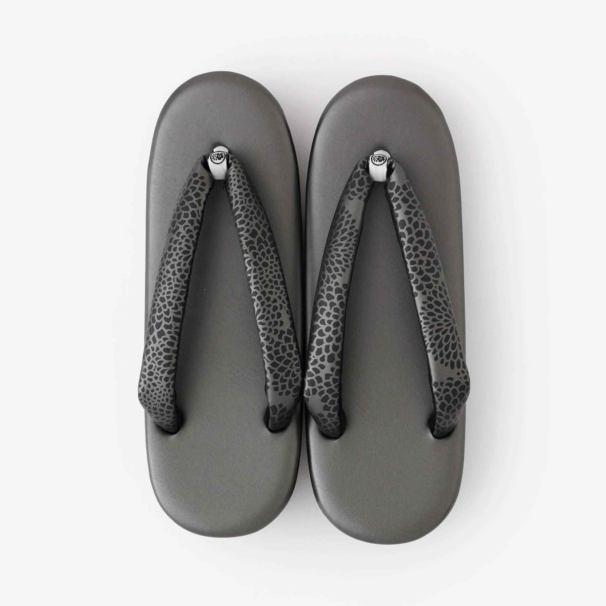 西陣草履（にしじんぞうり）／菊づくし 黒鉛（くろなまり）