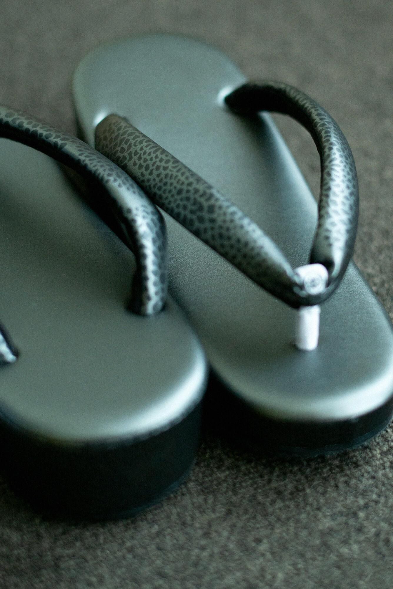 SOU・SOU 新品 西陣草履 菊づくし 黒鉛（くろなまり）M 西陣草履（にしじんぞうり）／菊づくし 黒鉛（くろなまり）