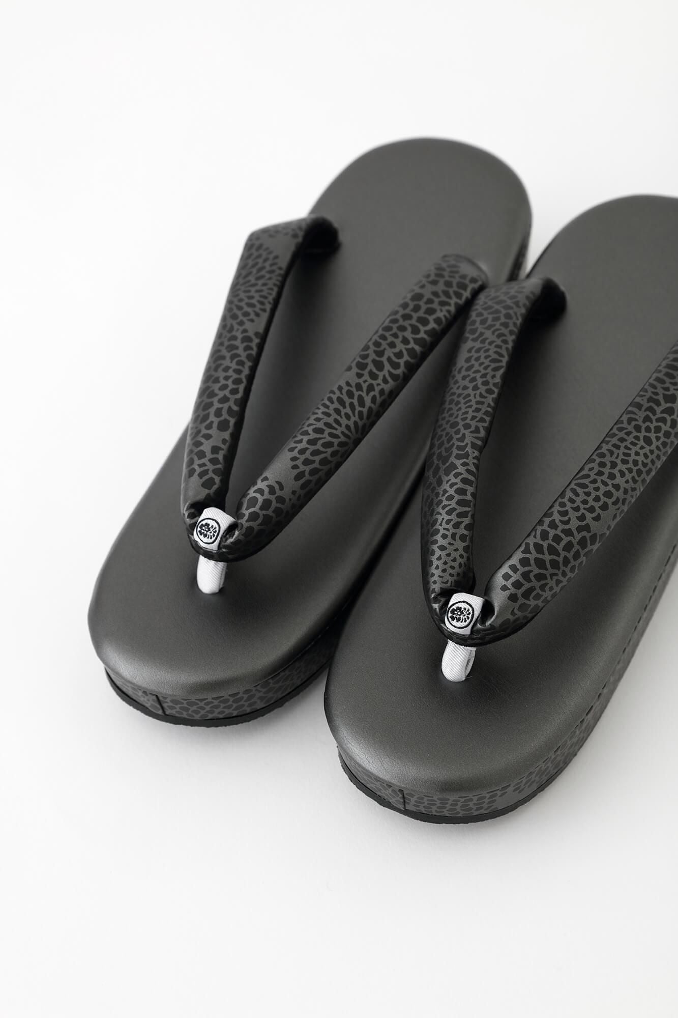 西陣草履（にしじんぞうり）／菊づくし 黒鉛（くろなまり）