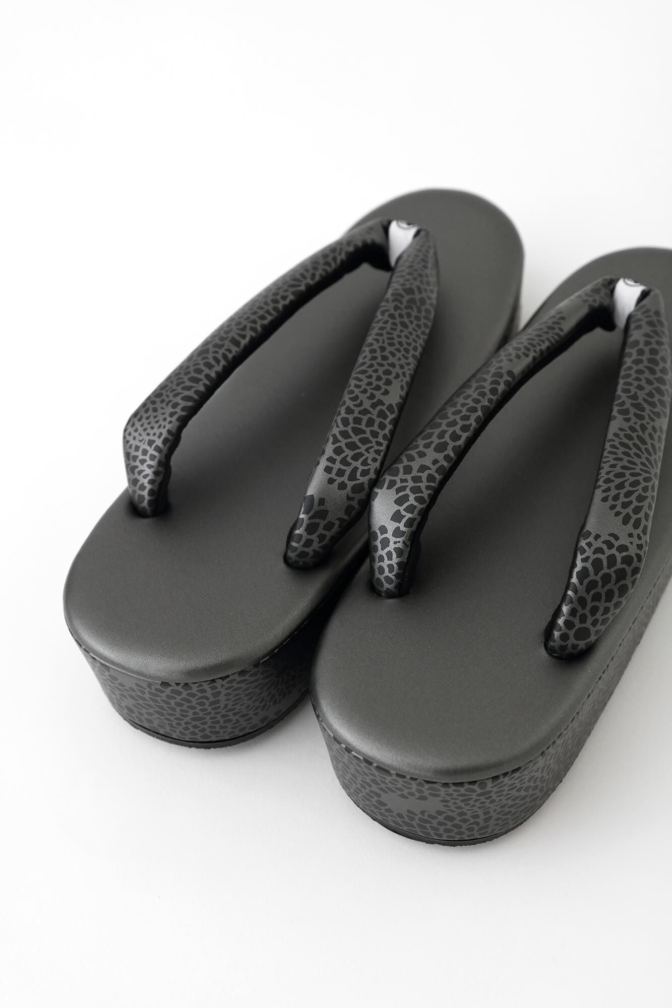 西陣草履（にしじんぞうり）／菊づくし 黒鉛（くろなまり）