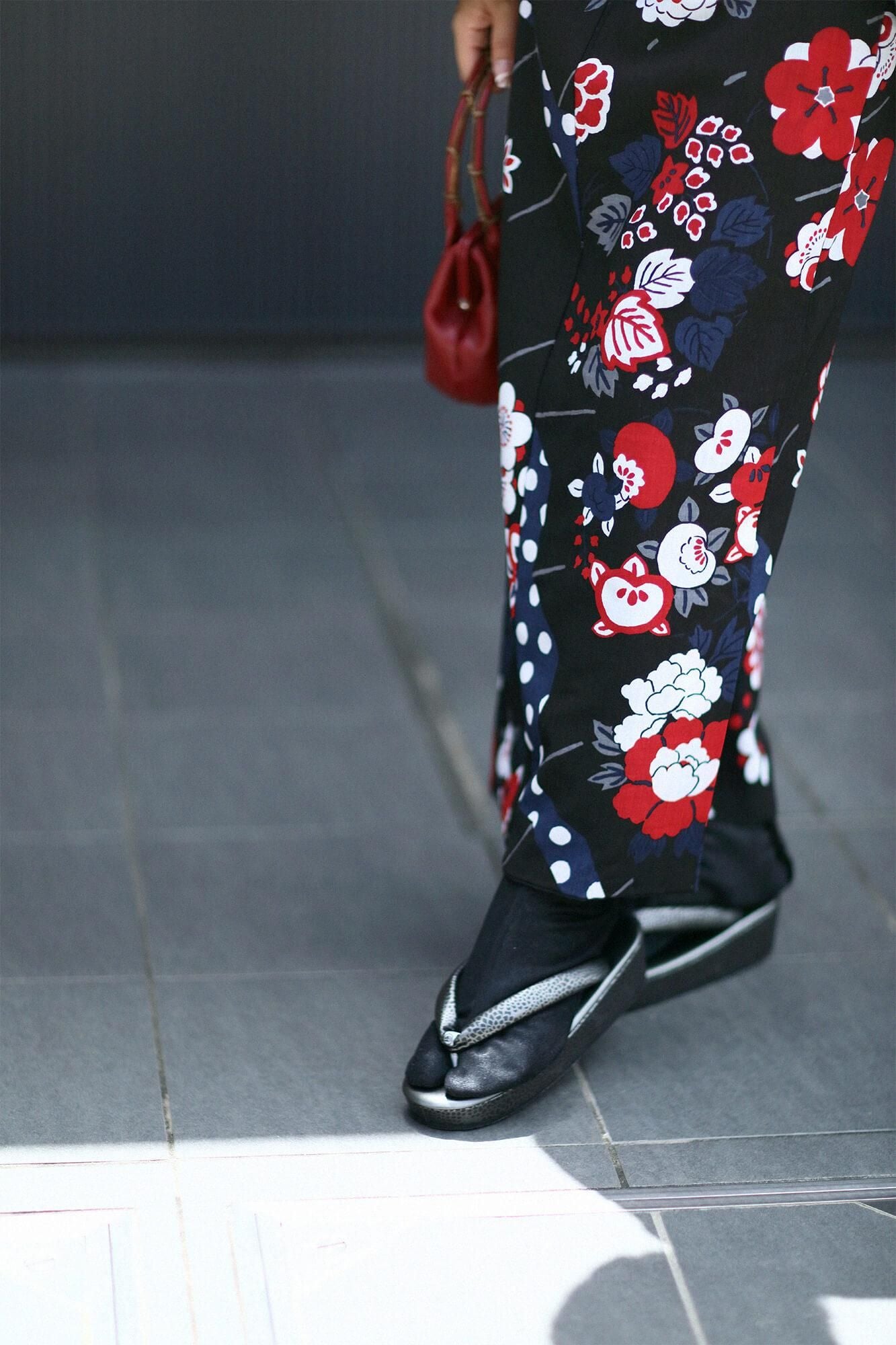 西陣草履（にしじんぞうり）／菊づくし 黒鉛（くろなまり）