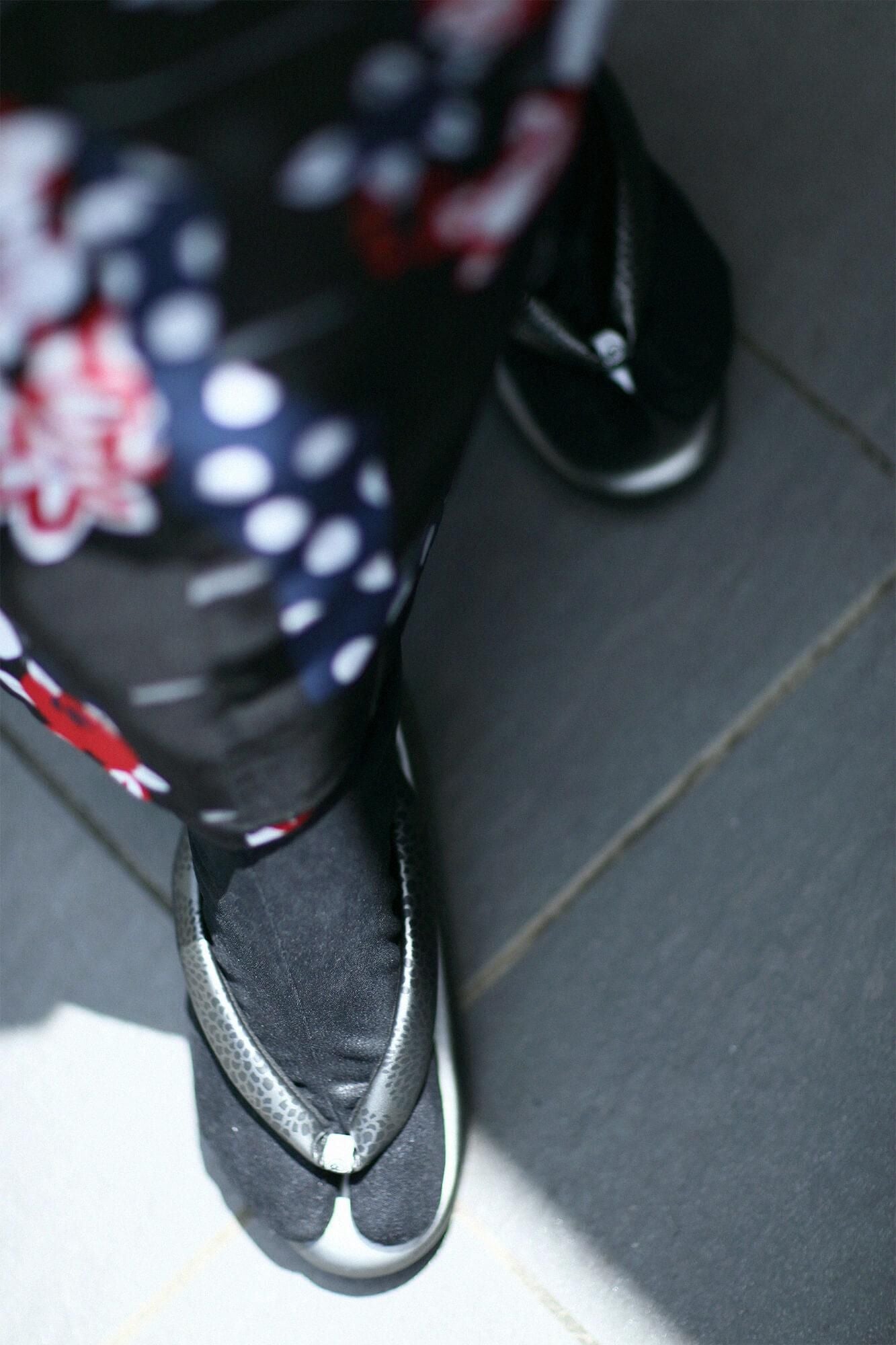 西陣草履（にしじんぞうり）／菊づくし 黒鉛（くろなまり）