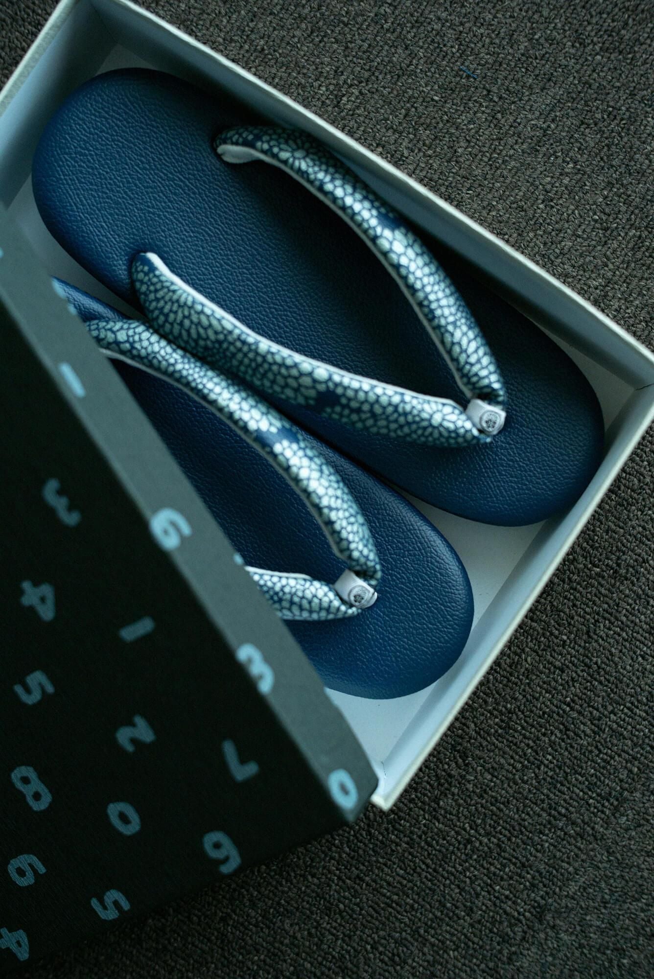 西陣草履（にしじんぞうり）／菊づくし 濃紺（のうこん）