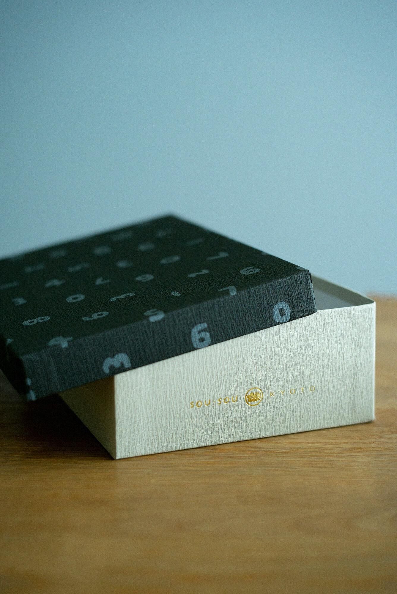 西陣草履（にしじんぞうり）／菊づくし 濃紺（のうこん）