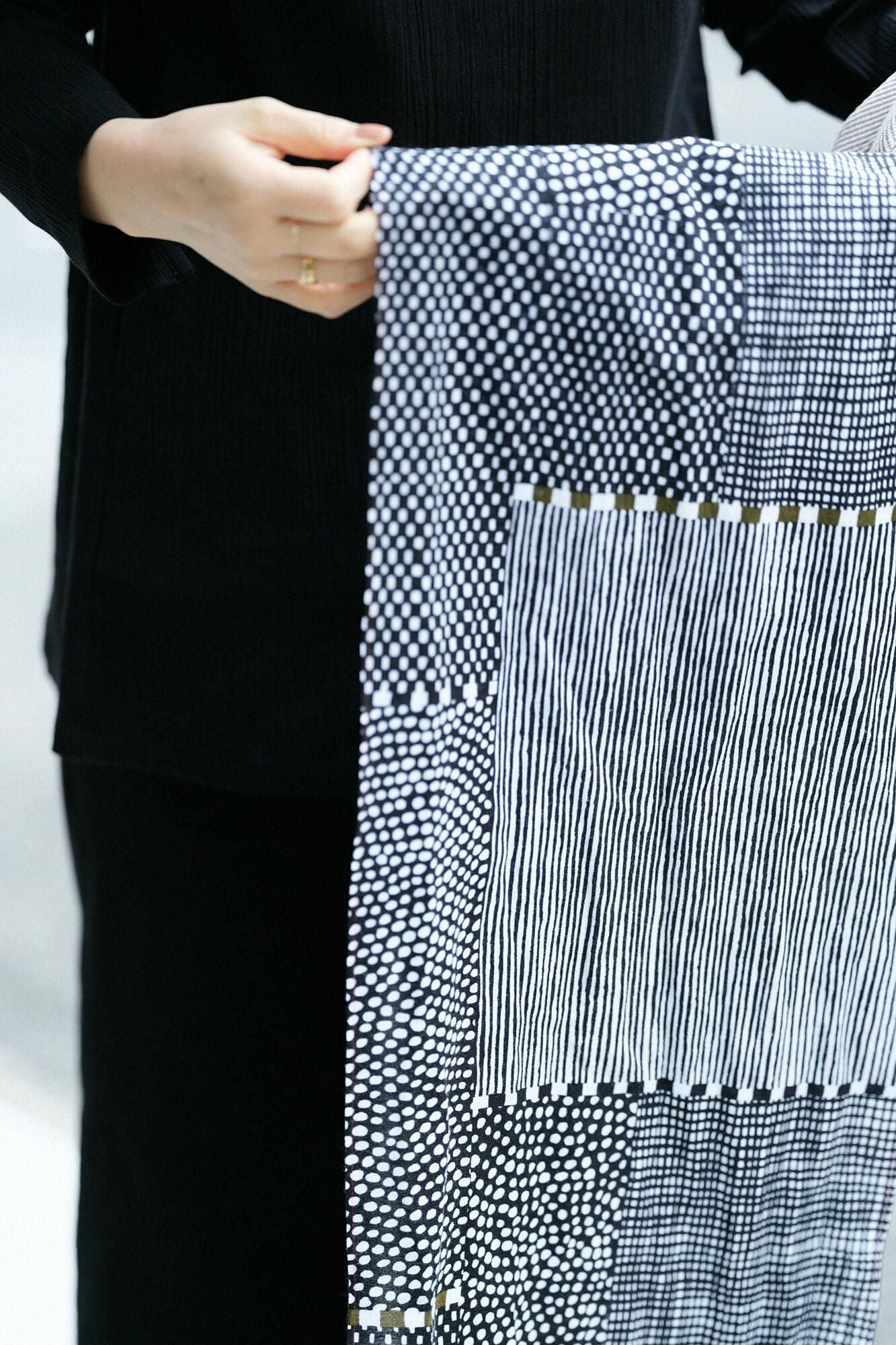Isemomen Cotton Scarf / Lines and Dots Ink Black 2