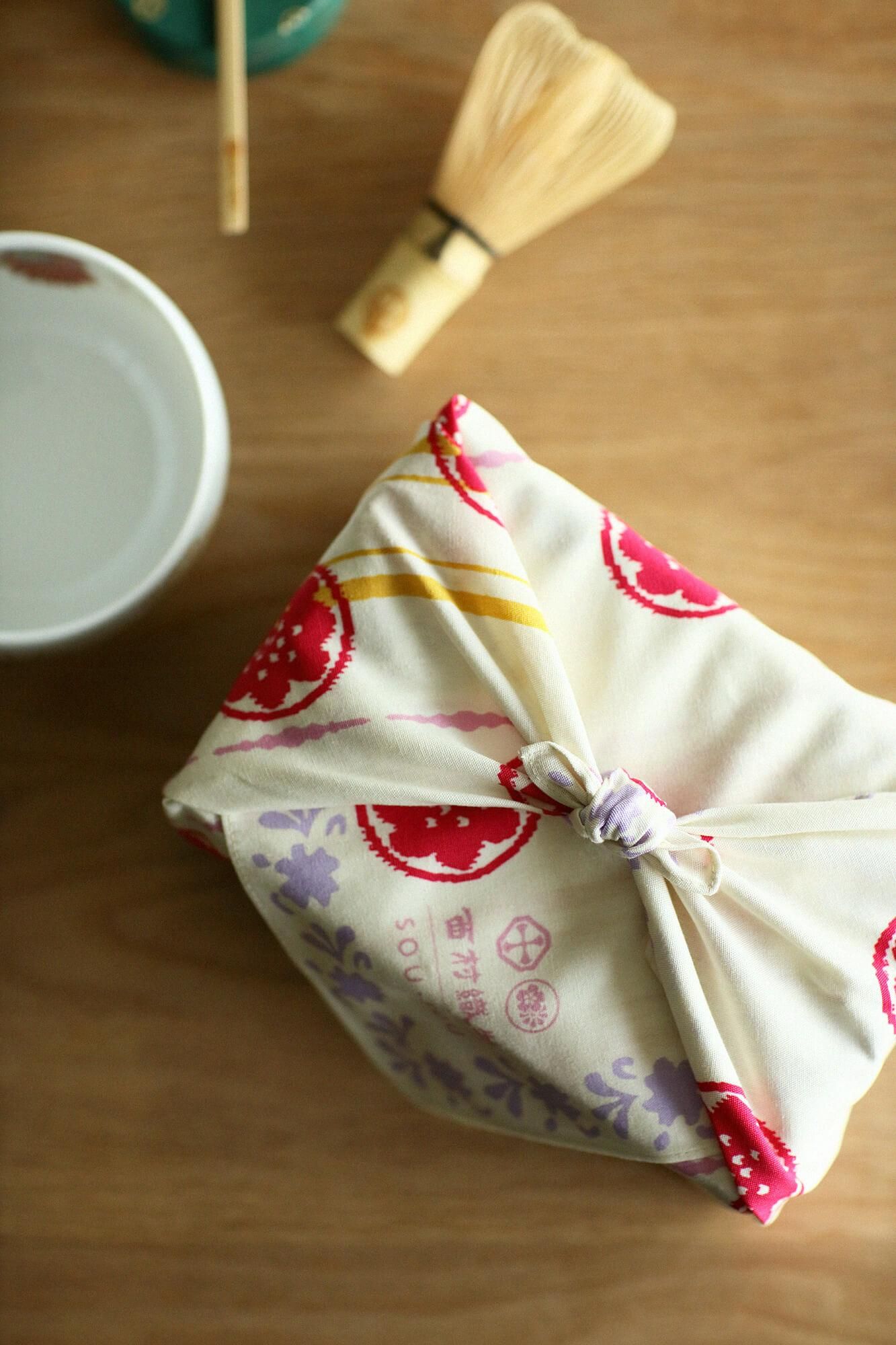 Hakata New Kenjo Small Furoshiki (wrapping cloth) / Creamy-white