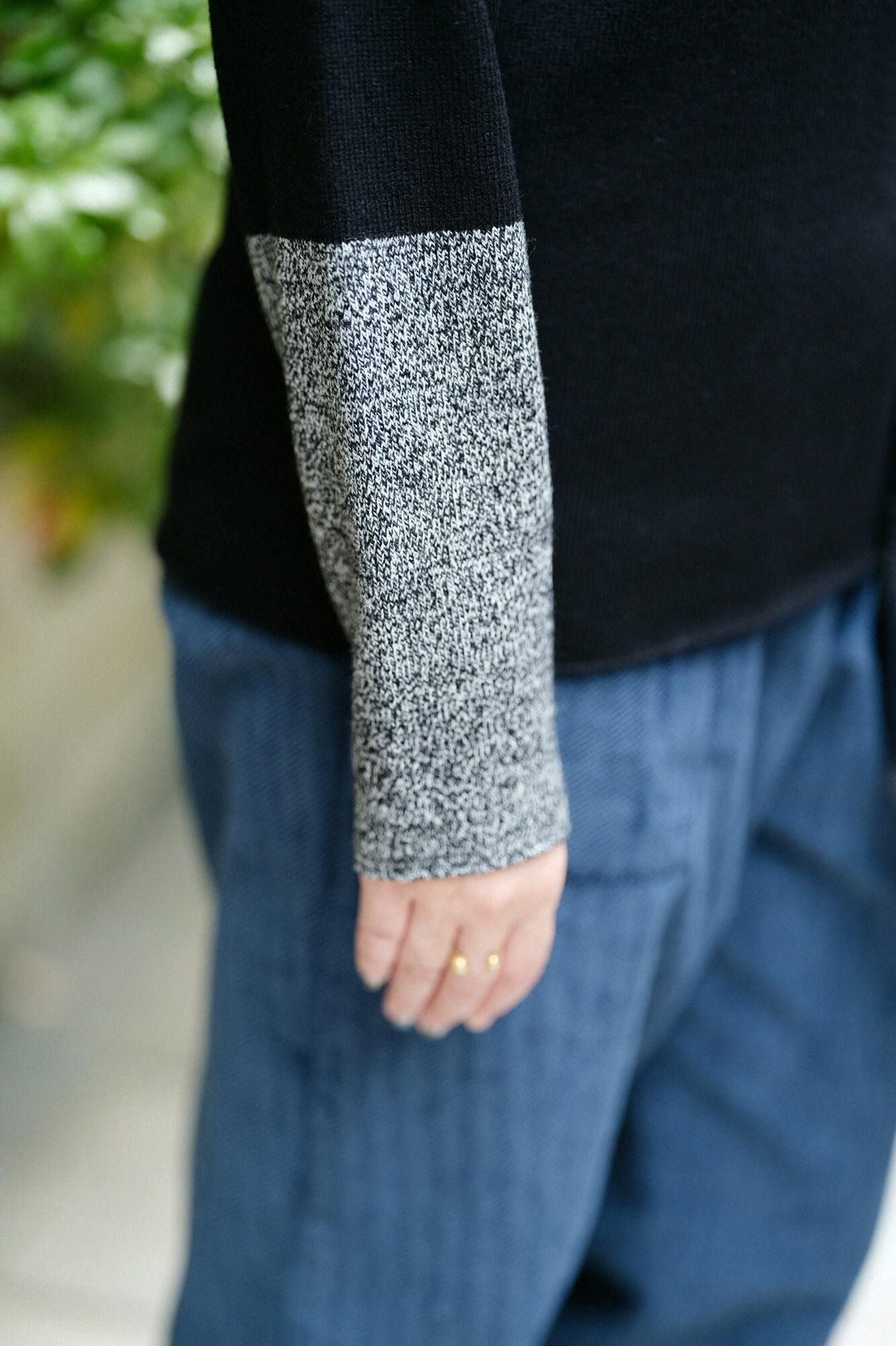 【官網限定】可洗羊毛針織 高領上衣 雙色袖／黑色×深灰色