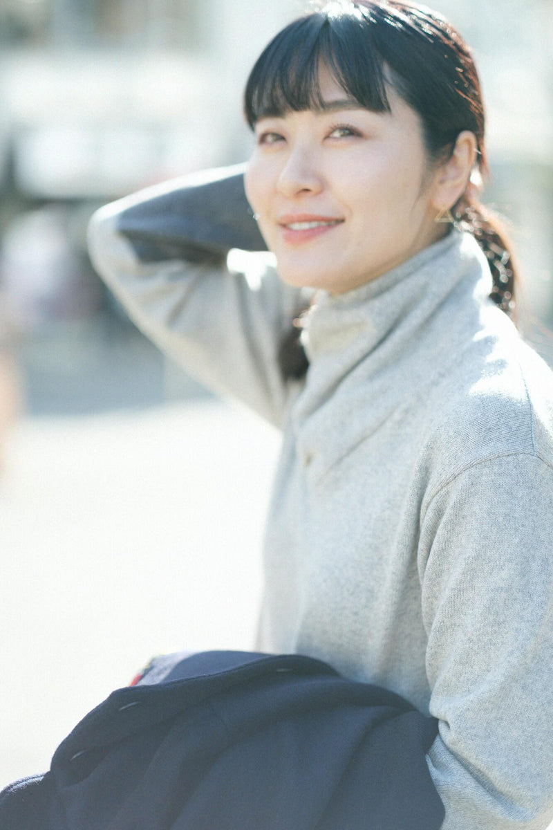 Waschbarer Wollstrick mit verschiedenen Kragenärmeln