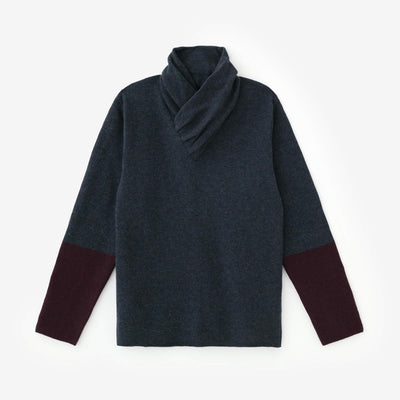 Waschbarer Wollstrick mit unterschiedlichen Kragenärmeln / blaubraun x granatapfelfarben